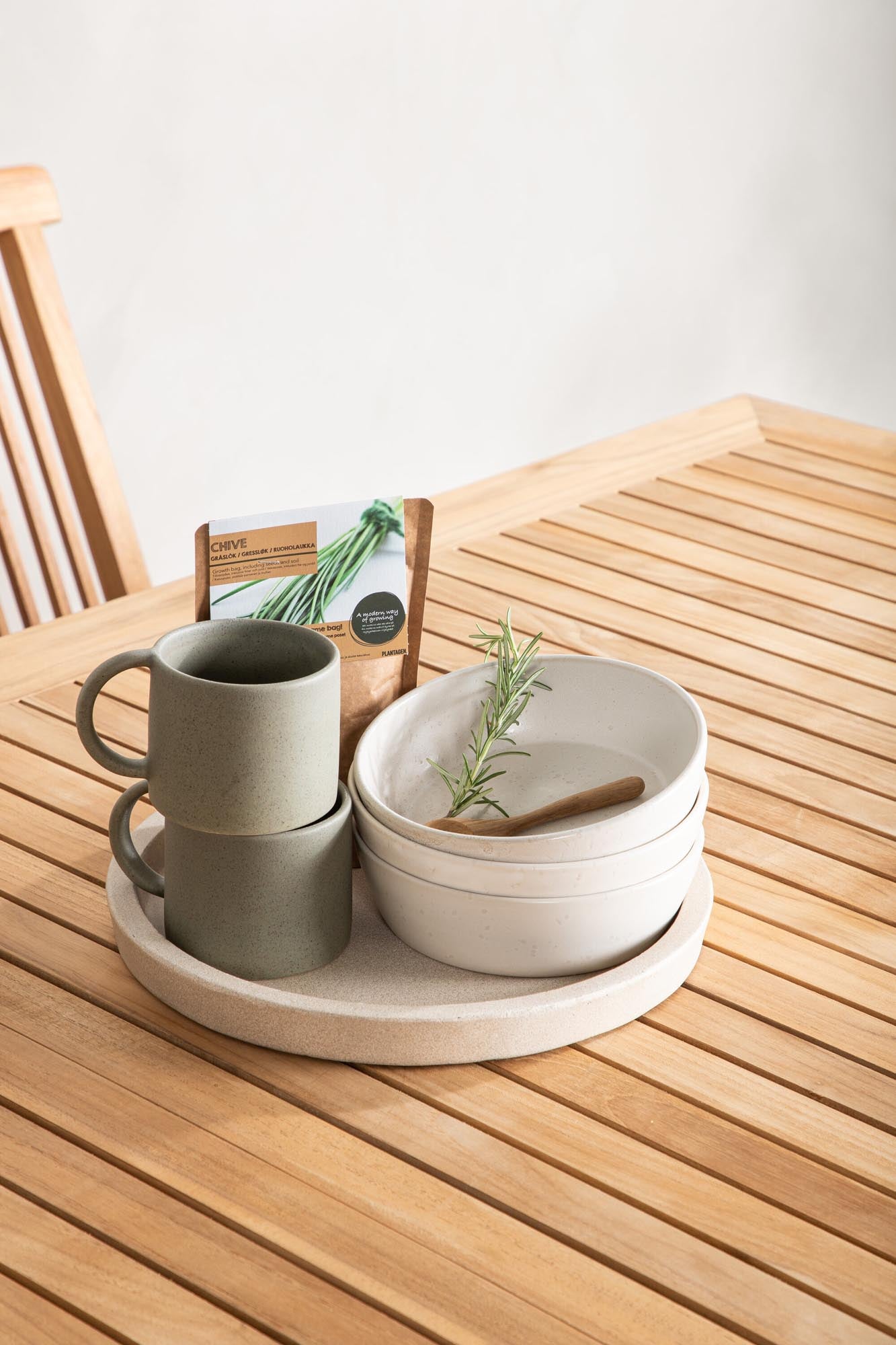 Eleganter, ausziehbarer Panama Gartentisch von Venture Home, perfekt für moderne Aussenbereiche und gesellige Treffen.