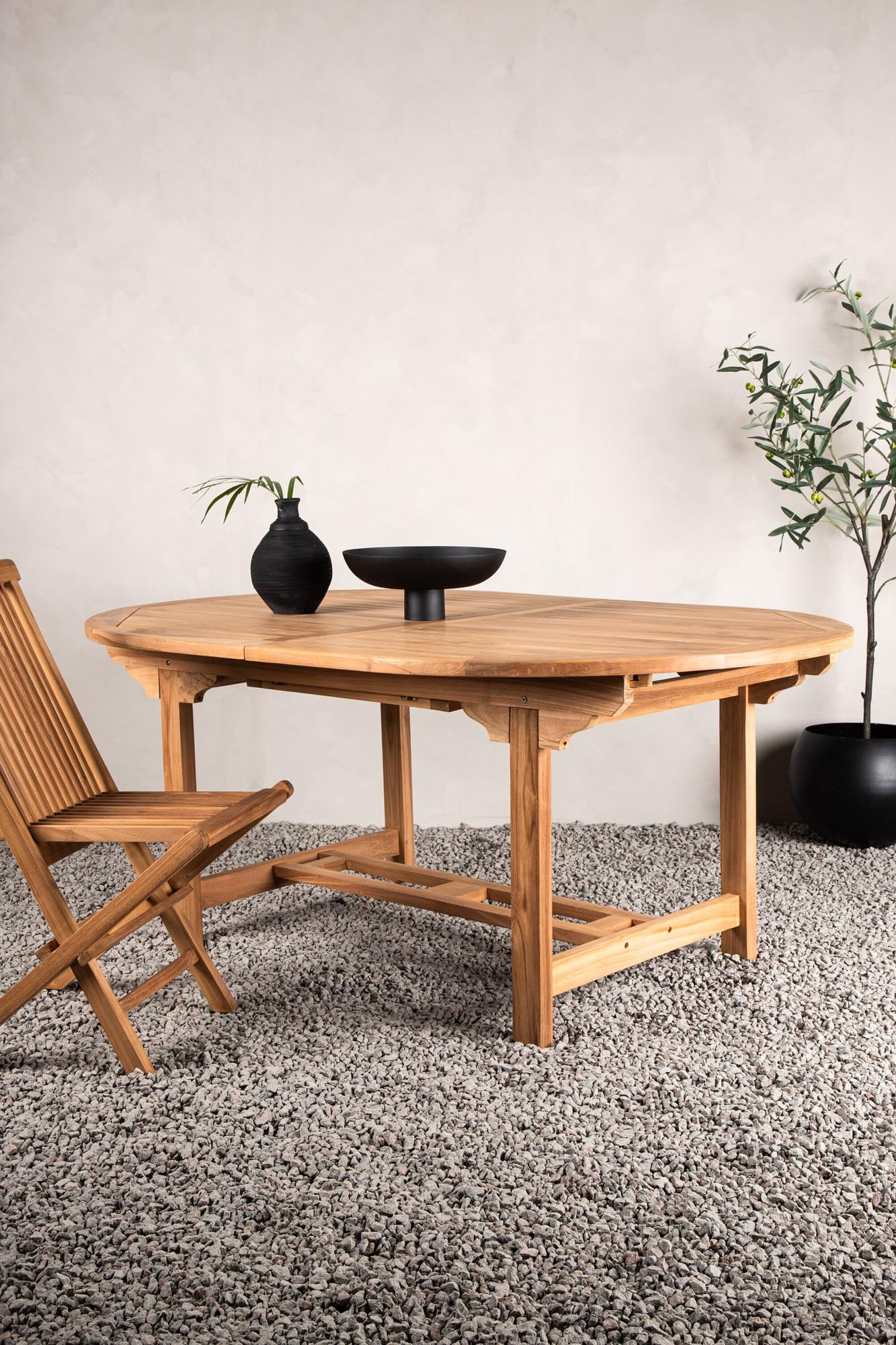 Eleganter, ausziehbarer Esstisch Kenya von Venture Home aus hochwertigem Teakholz. Ideal für Gartenpartys und gemütliche Mahlzeiten im Freien.