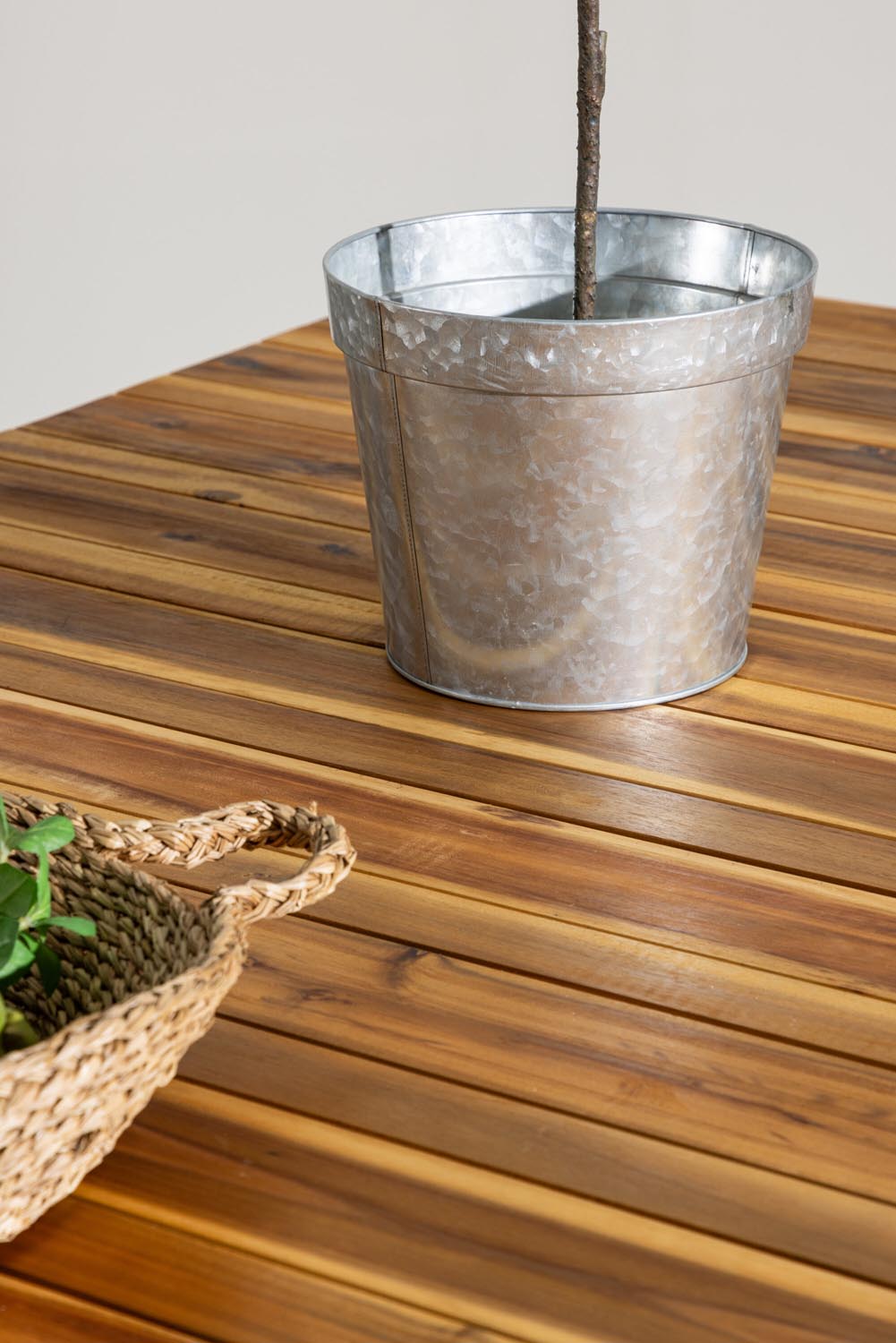 Zenia Gartentisch in Natur präsentiert im Onlineshop von KAQTU Design AG. Gartentisch ist von Venture Home