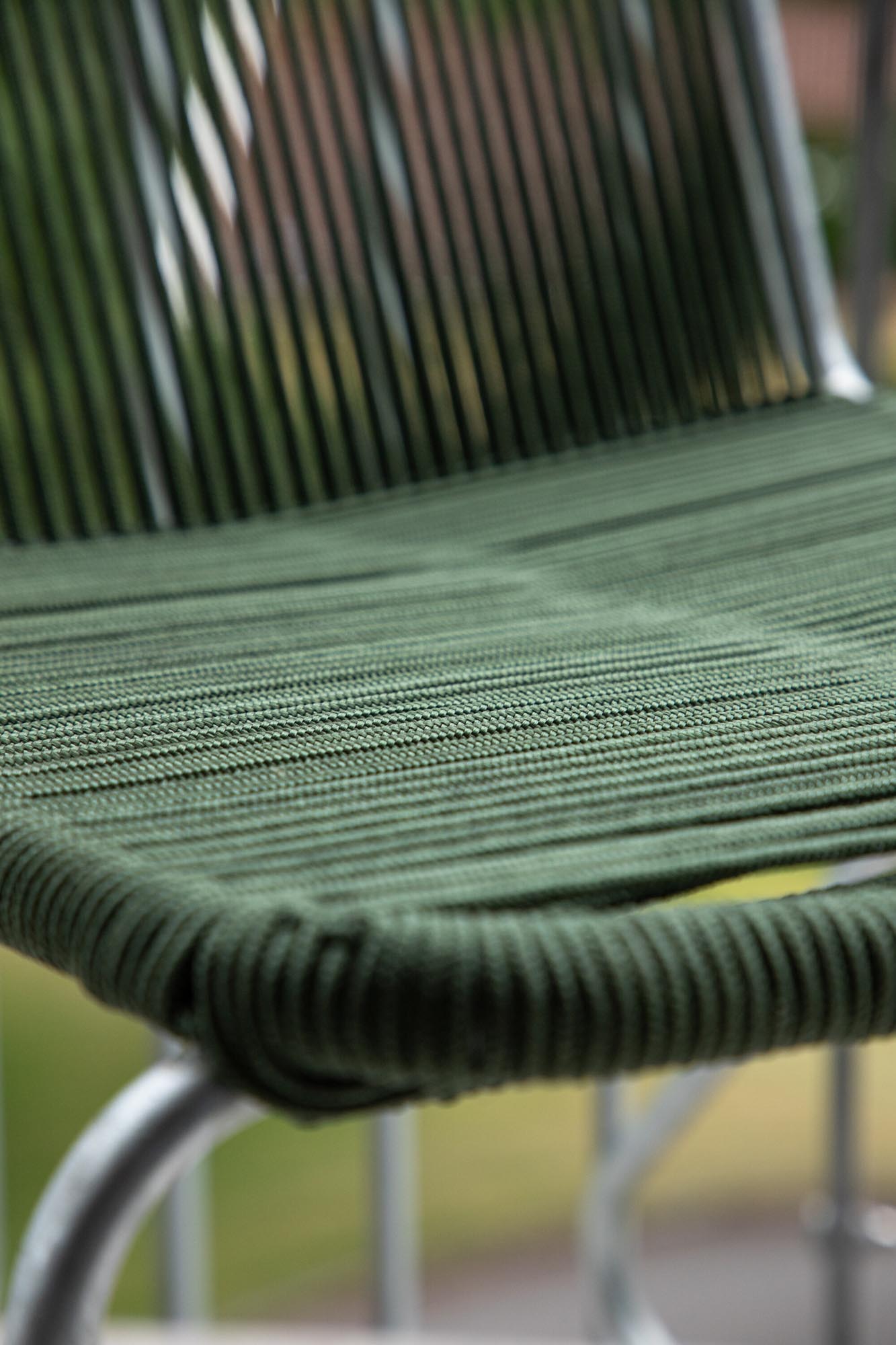 Bois  Stuhl in Grün präsentiert im Onlineshop von KAQTU Design AG. Gartenstuhl mit Armlehnen ist von Venture Home