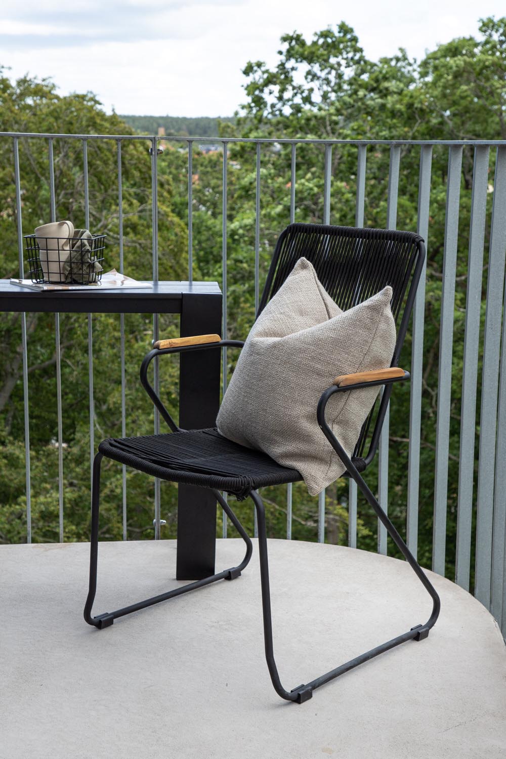 Bois Gartenstuhl in Schwarzgrau präsentiert im Onlineshop von KAQTU Design AG. Gartenstuhl mit Armlehnen ist von Venture Home