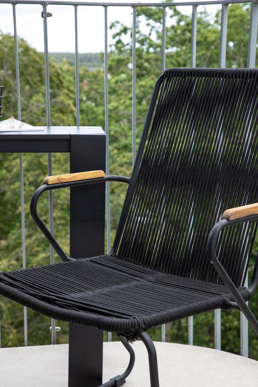 Bois Gartenstuhl in Schwarzgrau präsentiert im Onlineshop von KAQTU Design AG. Gartenstuhl mit Armlehnen ist von Venture Home