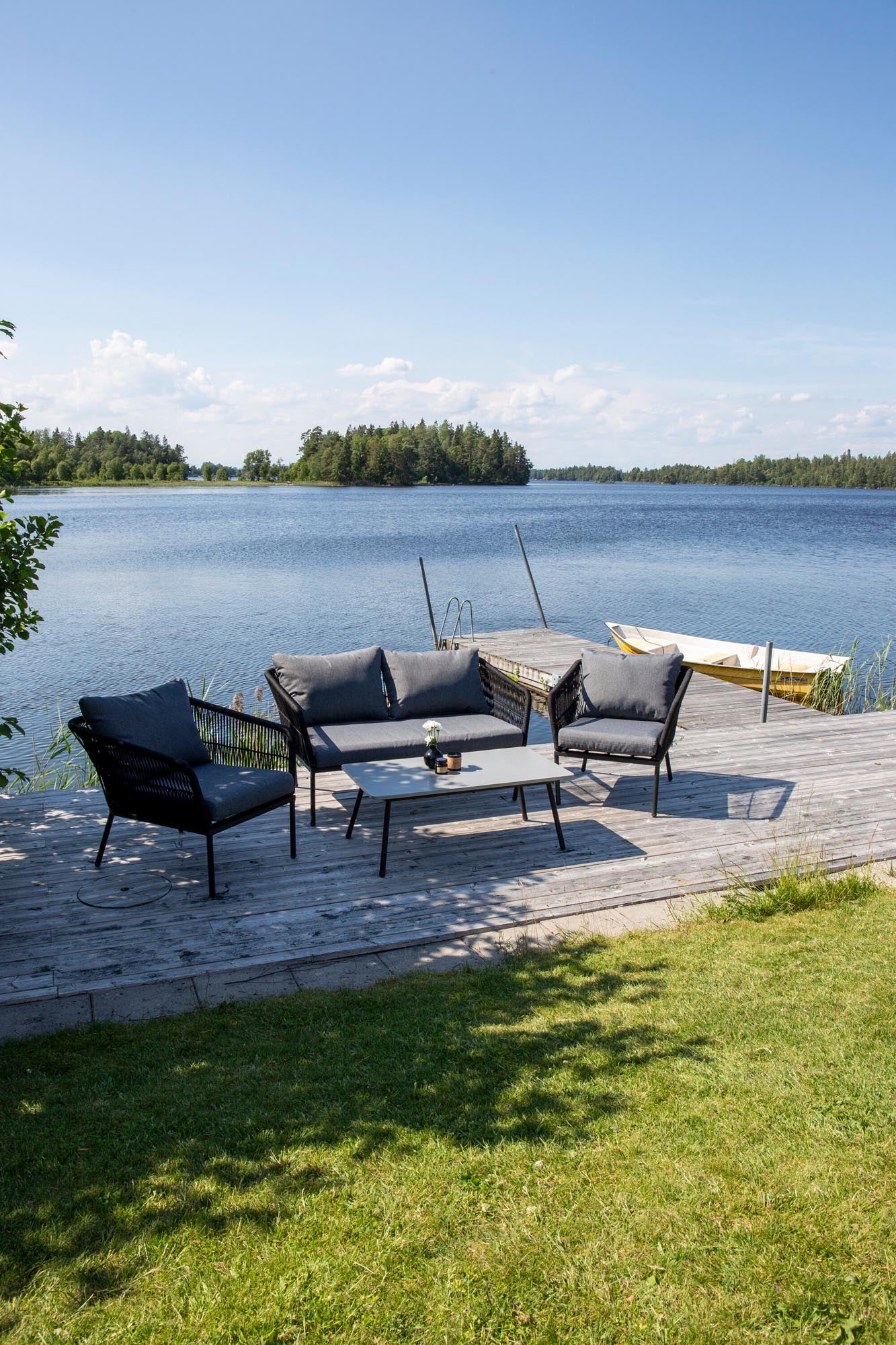 Stilvolle Sofagarnitur von Venture Home: Hochwertige Materialien, gemütliche Kissen, perfekter Blickfang für Garten und Wohnbereich.