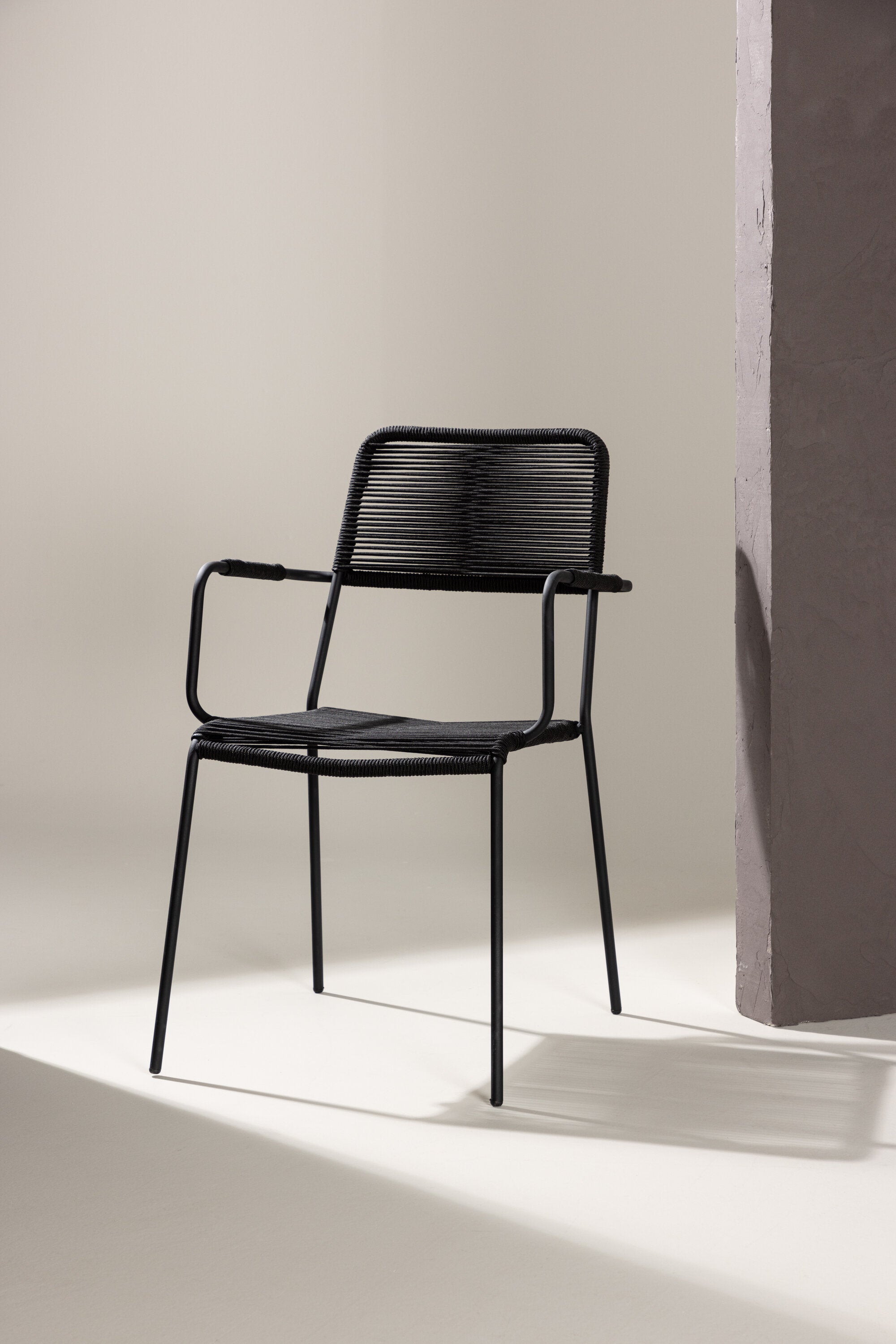 Lindos Gartenstuhl in Schwarz präsentiert im Onlineshop von KAQTU Design AG. Gartenstuhl mit Armlehnen ist von Venture Home