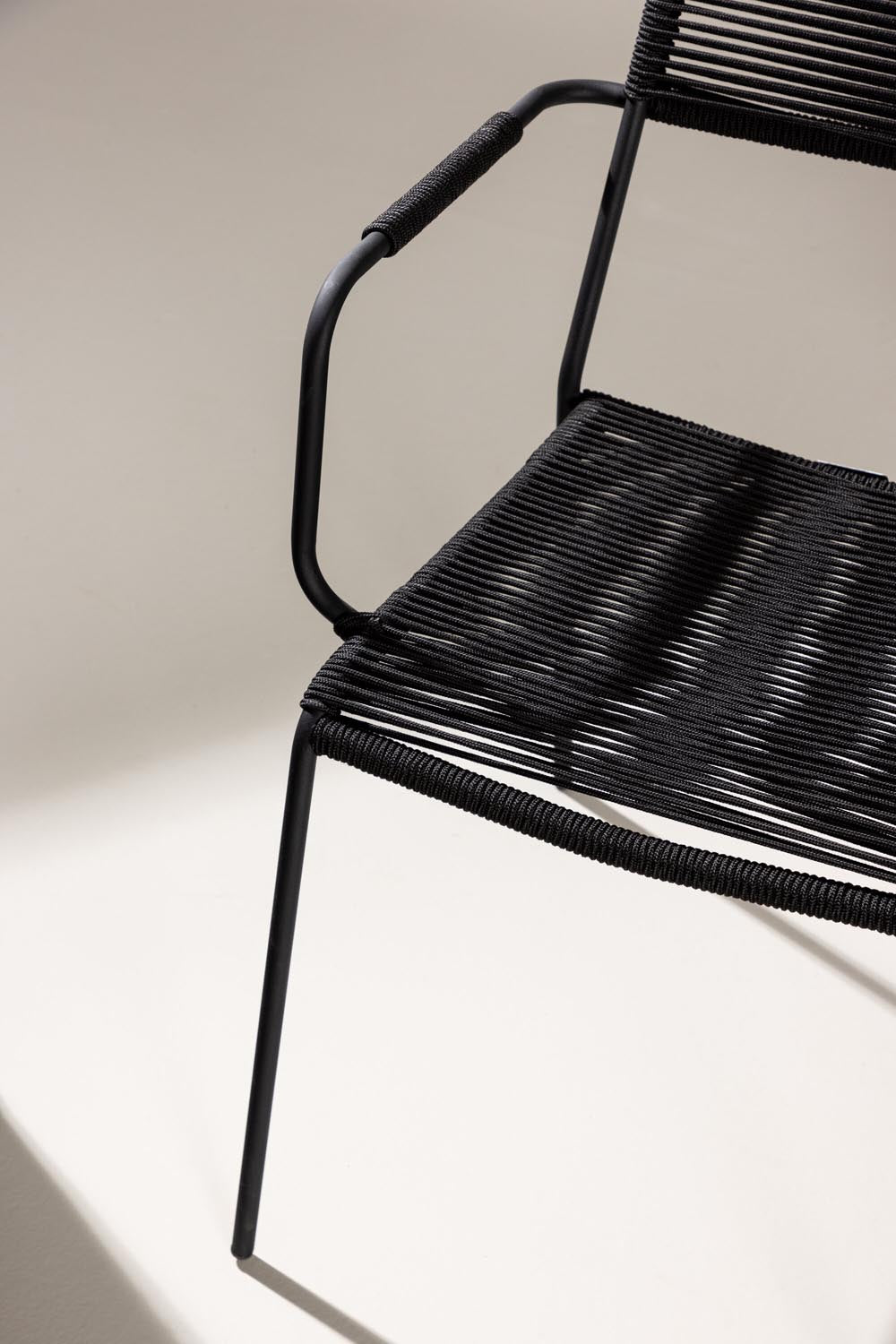 Lindos Gartenstuhl in Schwarz präsentiert im Onlineshop von KAQTU Design AG. Gartenstuhl mit Armlehnen ist von Venture Home