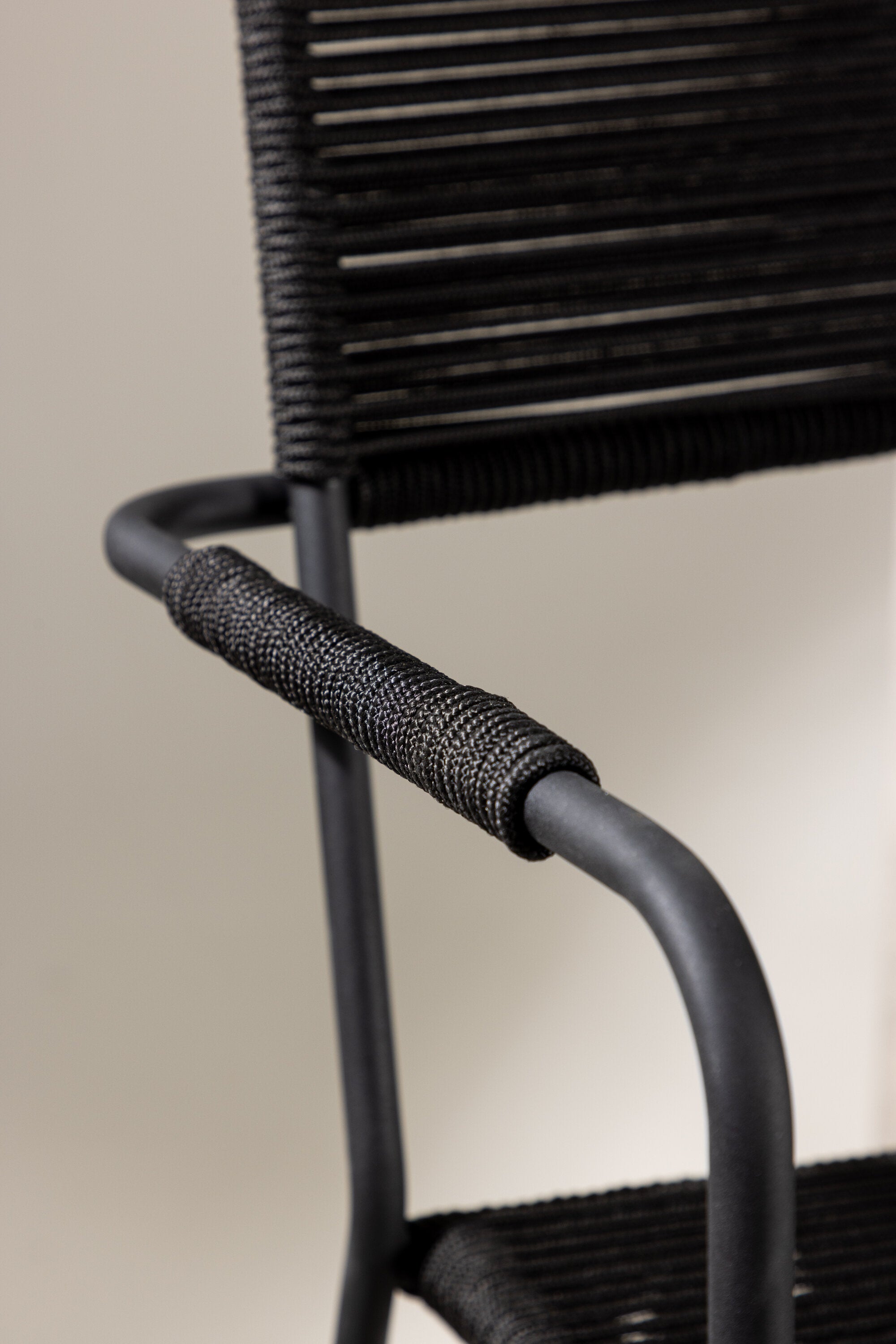 Lindos Gartenstuhl in Schwarz präsentiert im Onlineshop von KAQTU Design AG. Gartenstuhl mit Armlehnen ist von Venture Home