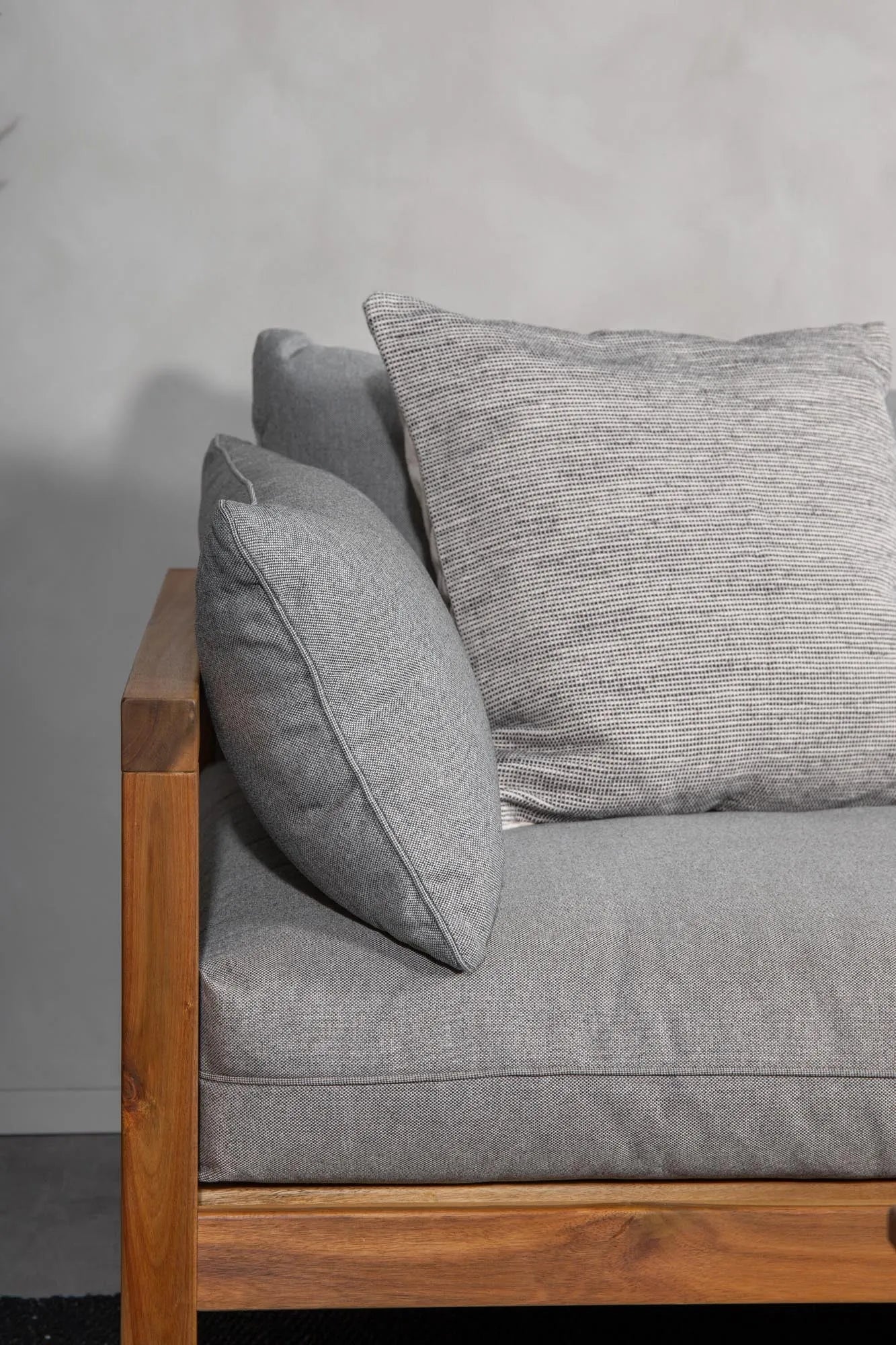 Komfortables Marion Sofa von Venture Home für modernes Wohnen.