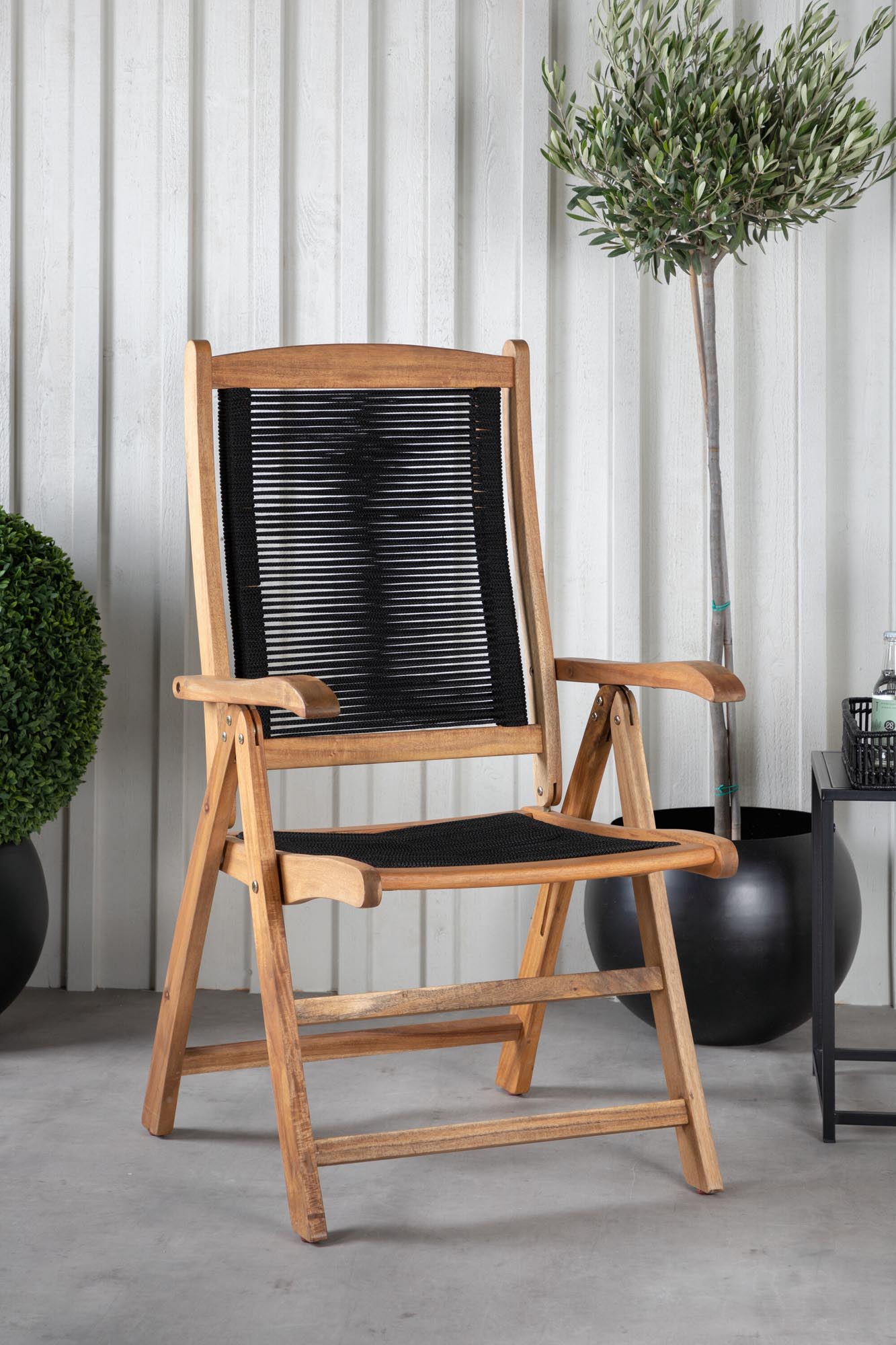 Peter Gartenstuhl in Natur präsentiert im Onlineshop von KAQTU Design AG. Gartenstuhl mit Armlehnen ist von Venture Home