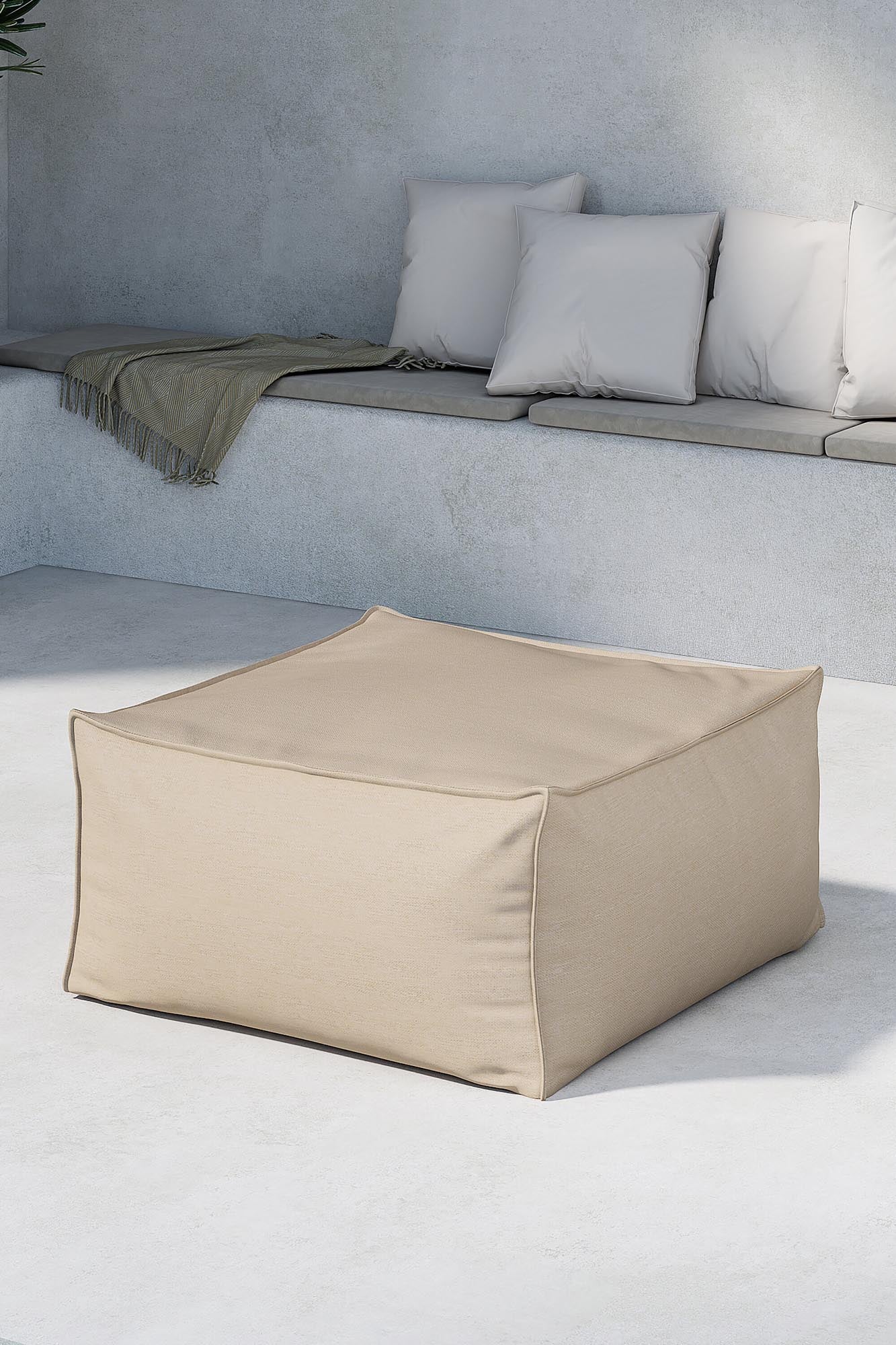Der Rambo Ottoman von Venture Home: Wetterfester Komfort in elegantem Beige, ideal für stilvolle Outdoor-Gestaltungen.