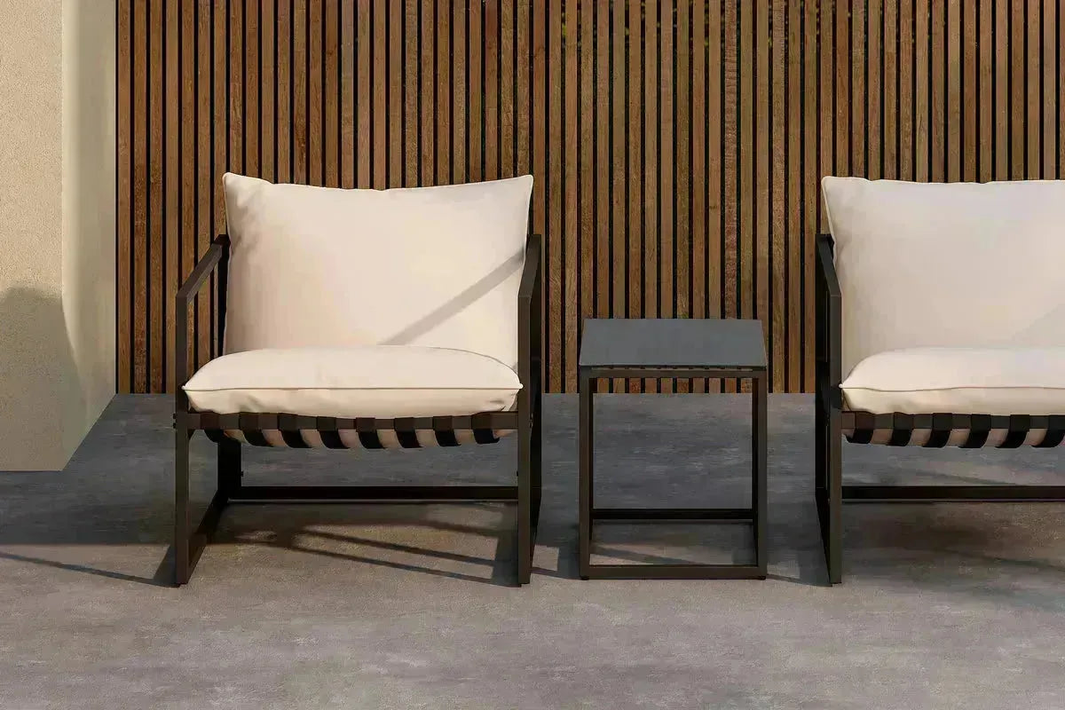 Modernes Messina Lounge Set von Venture Home in Schwarz, bestehend aus einem Sofa, zwei Sesseln und einem Couchtisch, auf einer eleganten Terrasse mit stilvollem Ambiente.