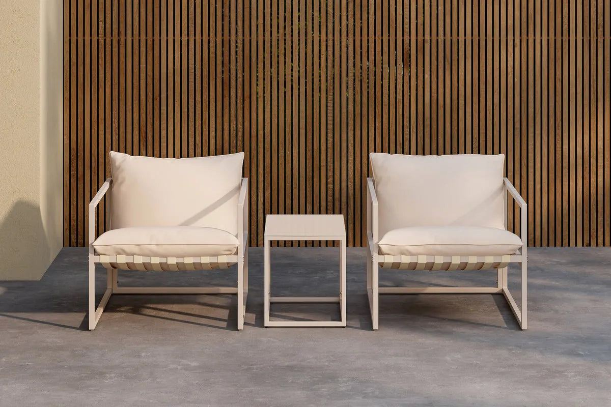 Messina Lounge Set aus Holz mit grauen Polstern, bestehend aus einem Sofa, zwei Sesseln und einem rechteckigen Couchtisch, auf einer Terrasse platziert.