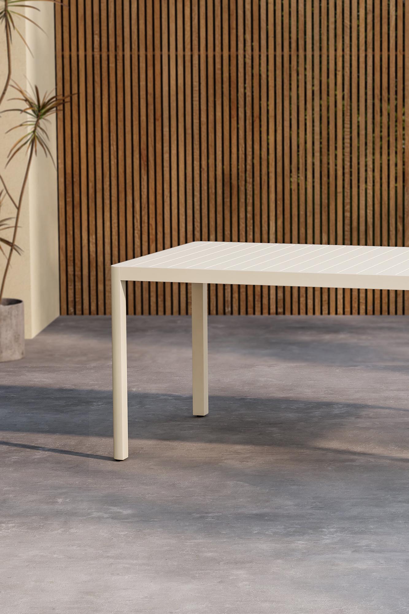 Moderner rechteckiger Gartentisch Giardini von Venture Home, ideal für stilvolle Aussenbereiche und gesellige Momente.