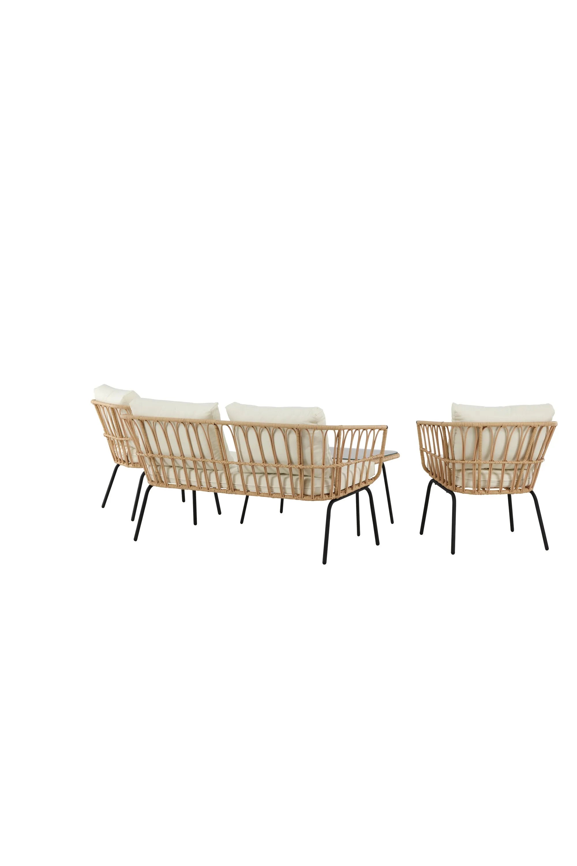 Das Ortigia Lounge Set von Venture Home vereint stilvolles Design mit Komfort. Der schwarze Metallrahmen und das Rattan-Design bieten Stabilität und Eleganz, während die beigen Kissen aus strapazierfähigem Polyester für Gemütlichkeit sorgen. Ein Tisch mit Glasplatte rundet das Set ab.