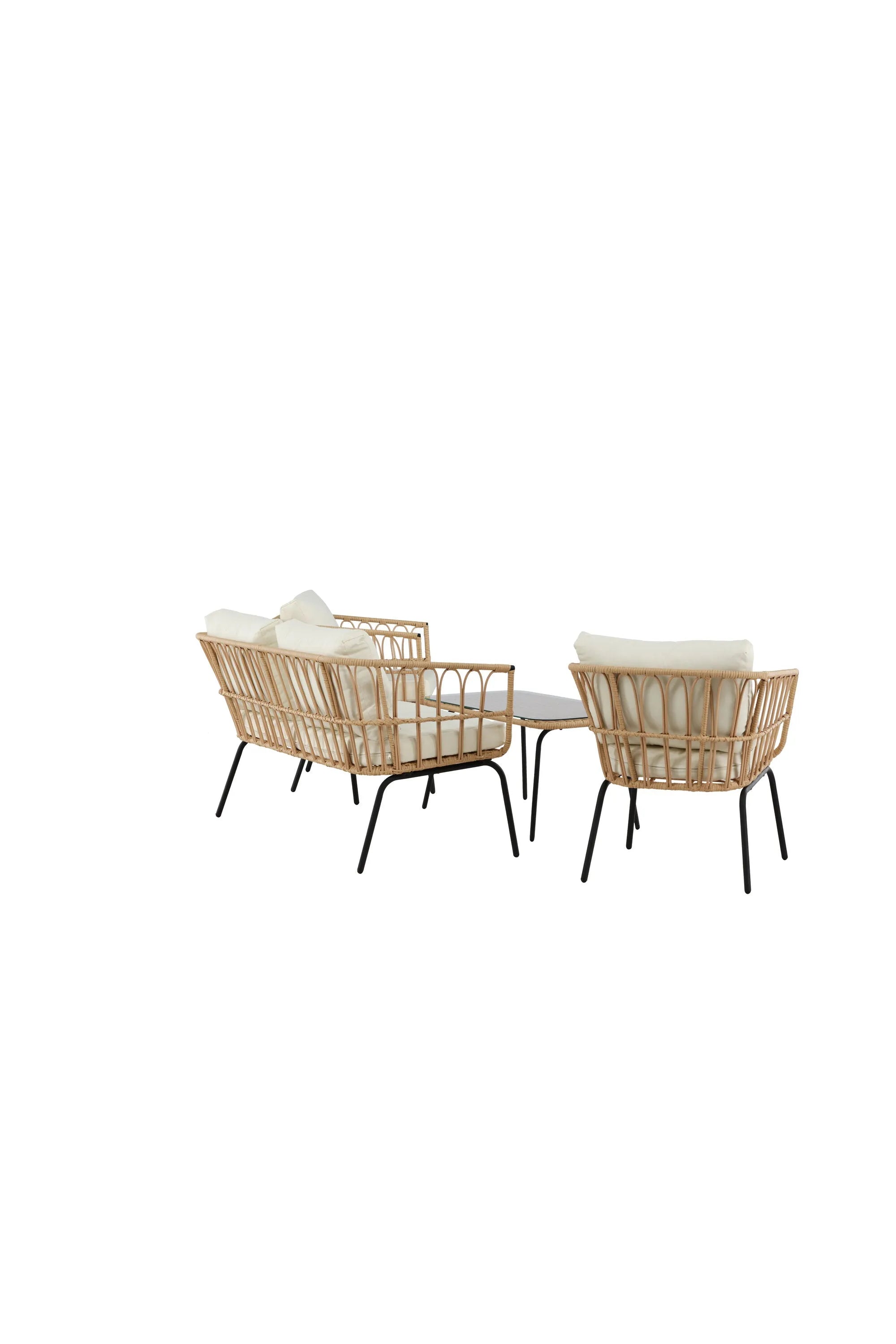 Das Ortigia Lounge Set von Venture Home vereint stilvolles Design mit Komfort. Der schwarze Metallrahmen und das Rattan-Design bieten Stabilität und Eleganz, während die beigen Kissen aus strapazierfähigem Polyester für Gemütlichkeit sorgen. Ein Tisch mit Glasplatte rundet das Set ab.