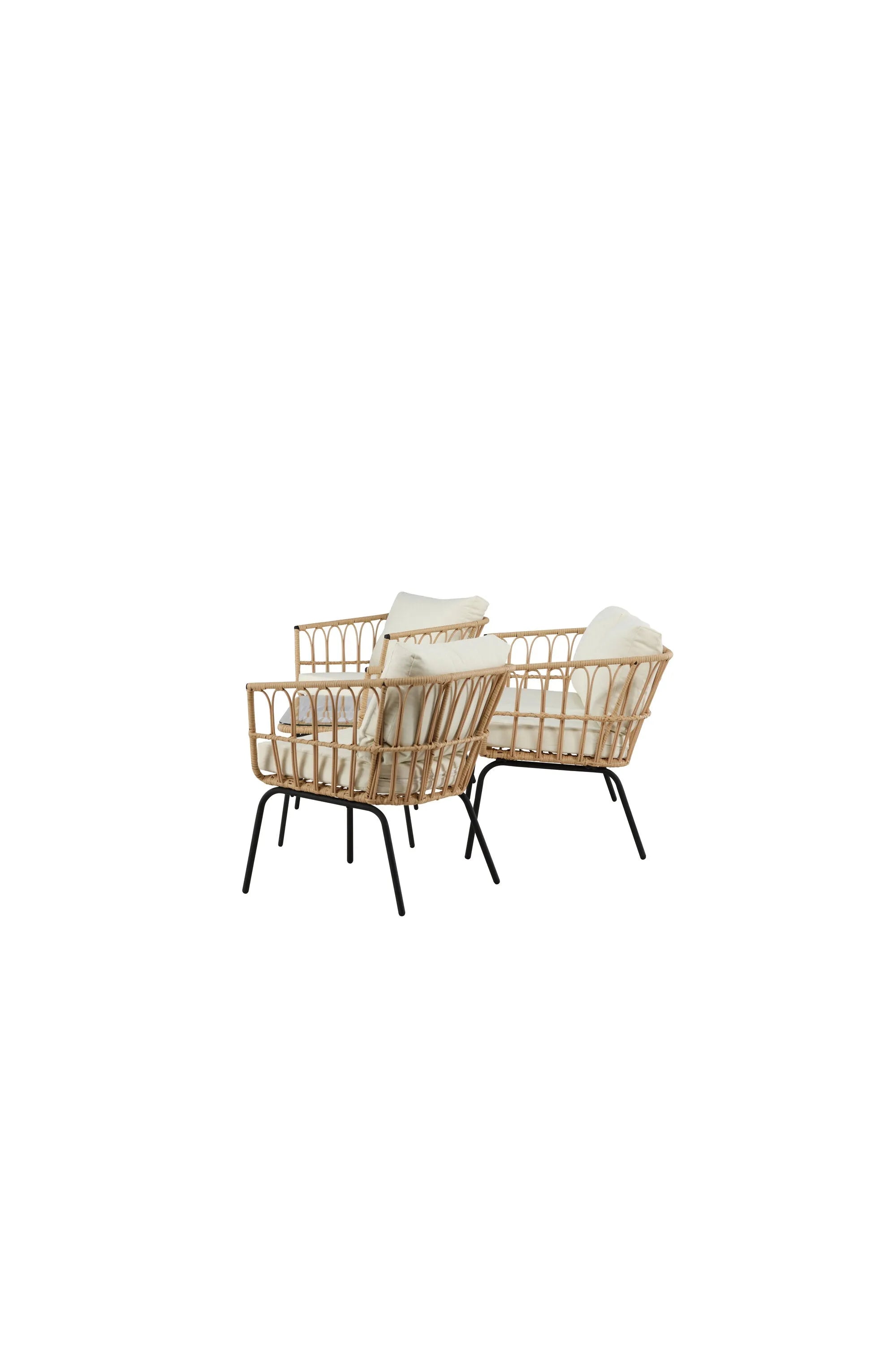 Das Ortigia Lounge Set von Venture Home vereint stilvolles Design mit Komfort. Der schwarze Metallrahmen und das Rattan-Design bieten Stabilität und Eleganz, während die beigen Kissen aus strapazierfähigem Polyester für Gemütlichkeit sorgen. Ein Tisch mit Glasplatte rundet das Set ab.