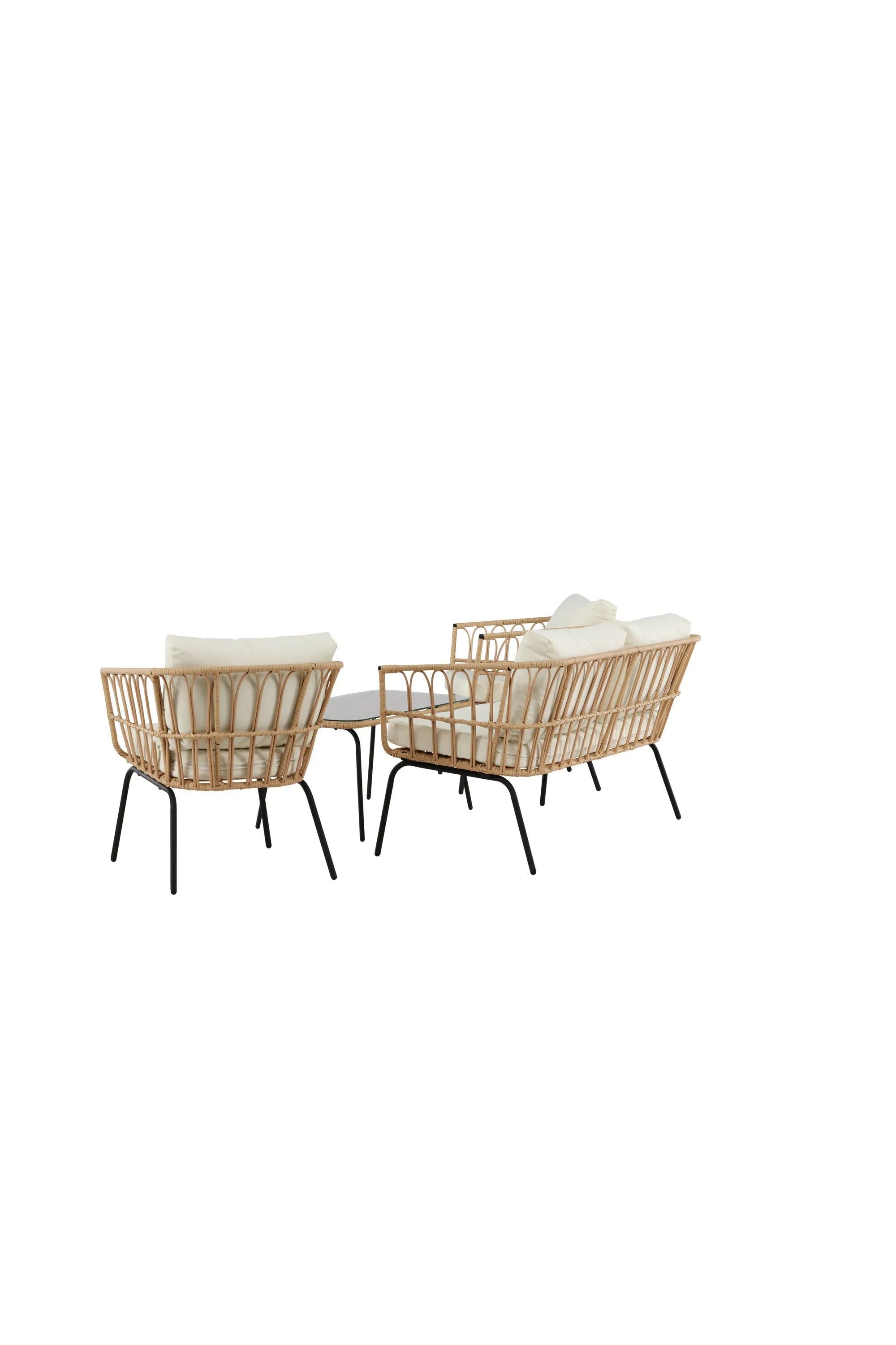 Das Ortigia Lounge Set von Venture Home vereint stilvolles Design mit Komfort. Der schwarze Metallrahmen und das Rattan-Design bieten Stabilität und Eleganz, während die beigen Kissen aus strapazierfähigem Polyester für Gemütlichkeit sorgen. Ein Tisch mit Glasplatte rundet das Set ab.