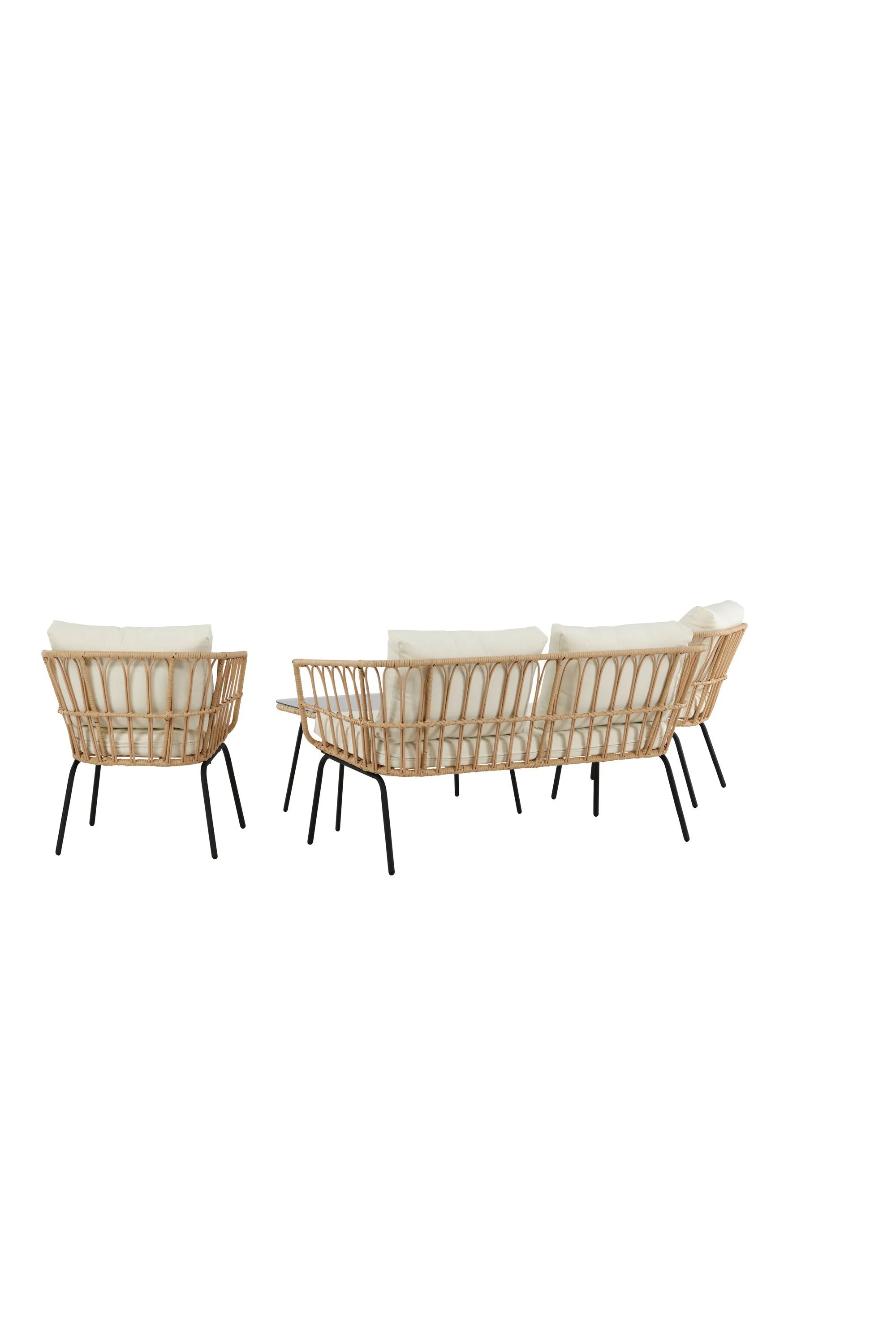 Das Ortigia Lounge Set von Venture Home vereint stilvolles Design mit Komfort. Der schwarze Metallrahmen und das Rattan-Design bieten Stabilität und Eleganz, während die beigen Kissen aus strapazierfähigem Polyester für Gemütlichkeit sorgen. Ein Tisch mit Glasplatte rundet das Set ab.