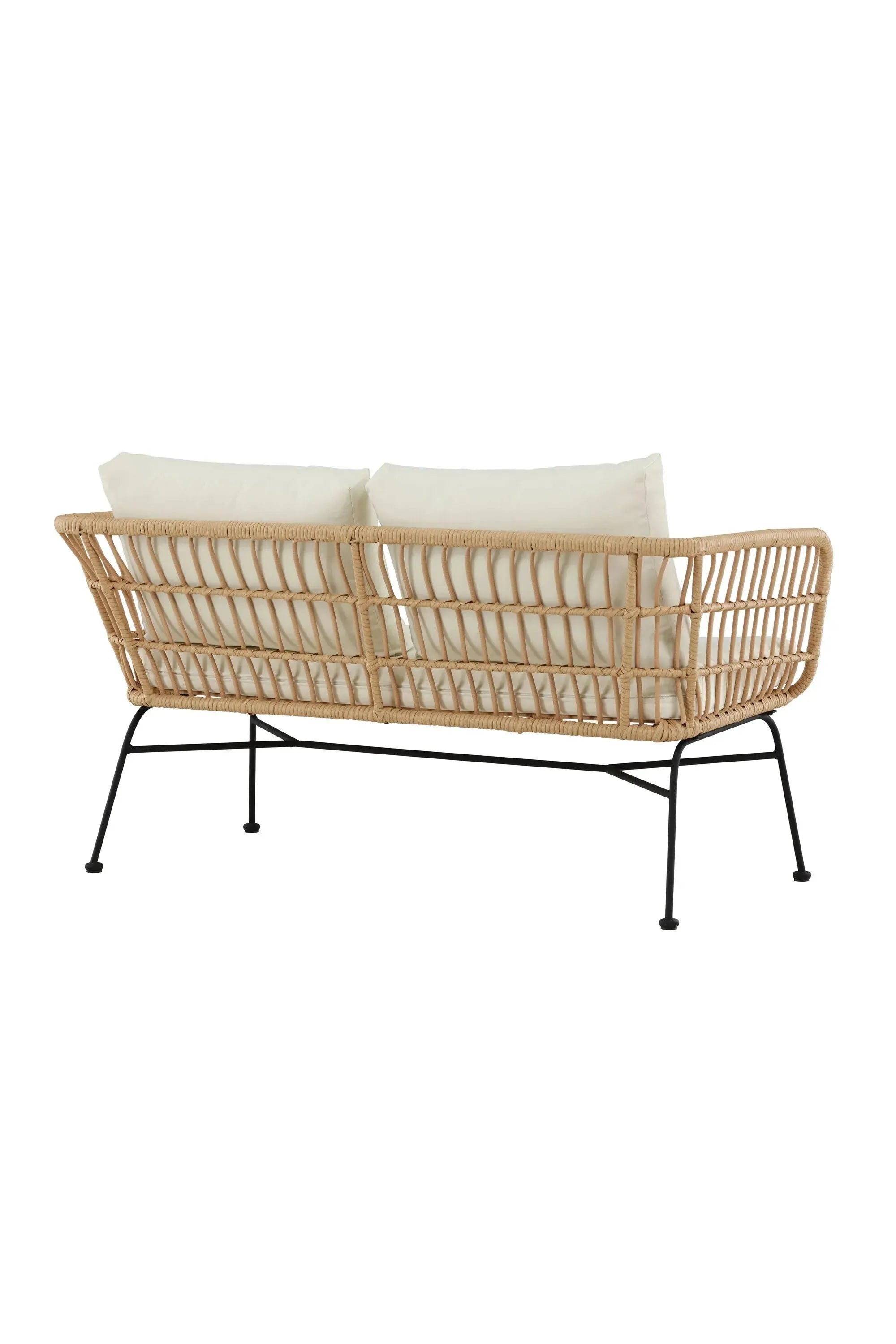 Das Isola 3-Sitzer Sofa von Venture Home bietet zeitgemäßen Stil und Bequemlichkeit für moderne Wohnräume.