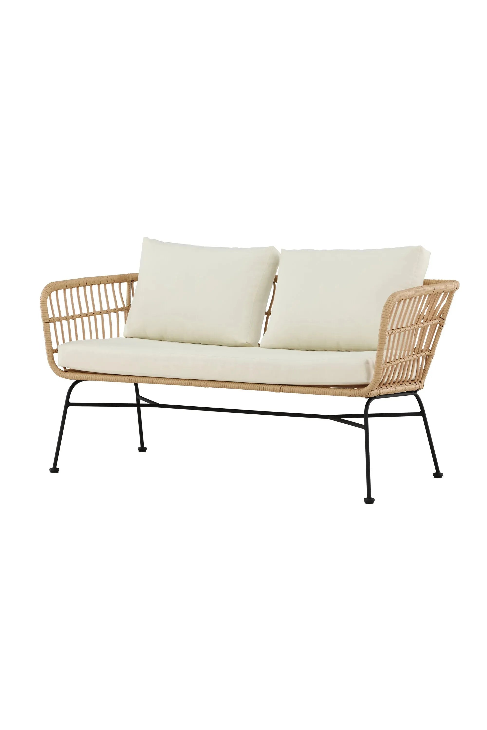 Das Isola 3-Sitzer Sofa von Venture Home bietet zeitgemäßen Stil und Bequemlichkeit für ein elegantes Wohnzimmer.