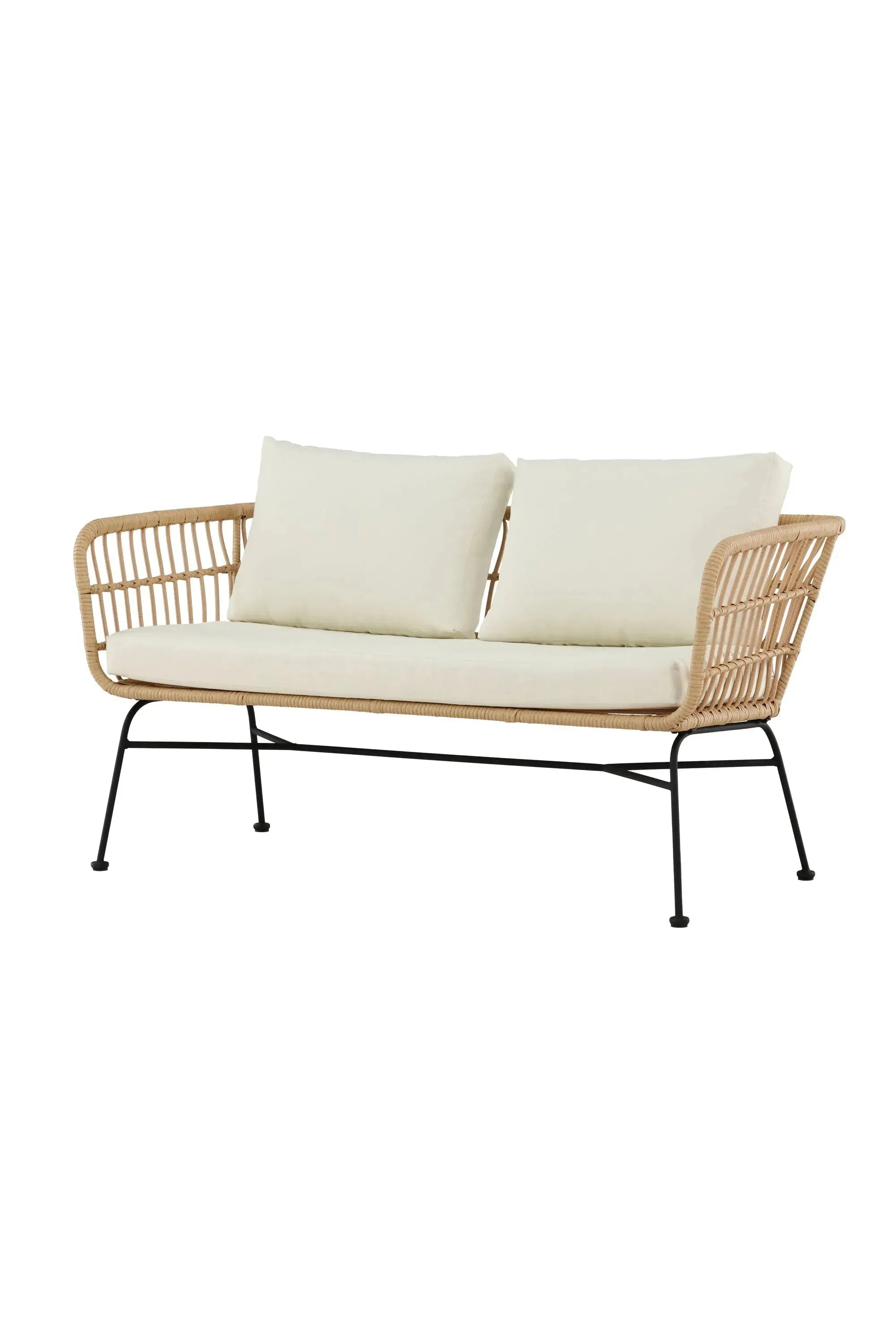Das Isola 3-Sitzer Sofa von Venture Home bietet zeitgemäßen Stil und Bequemlichkeit für ein elegantes Wohnzimmer.