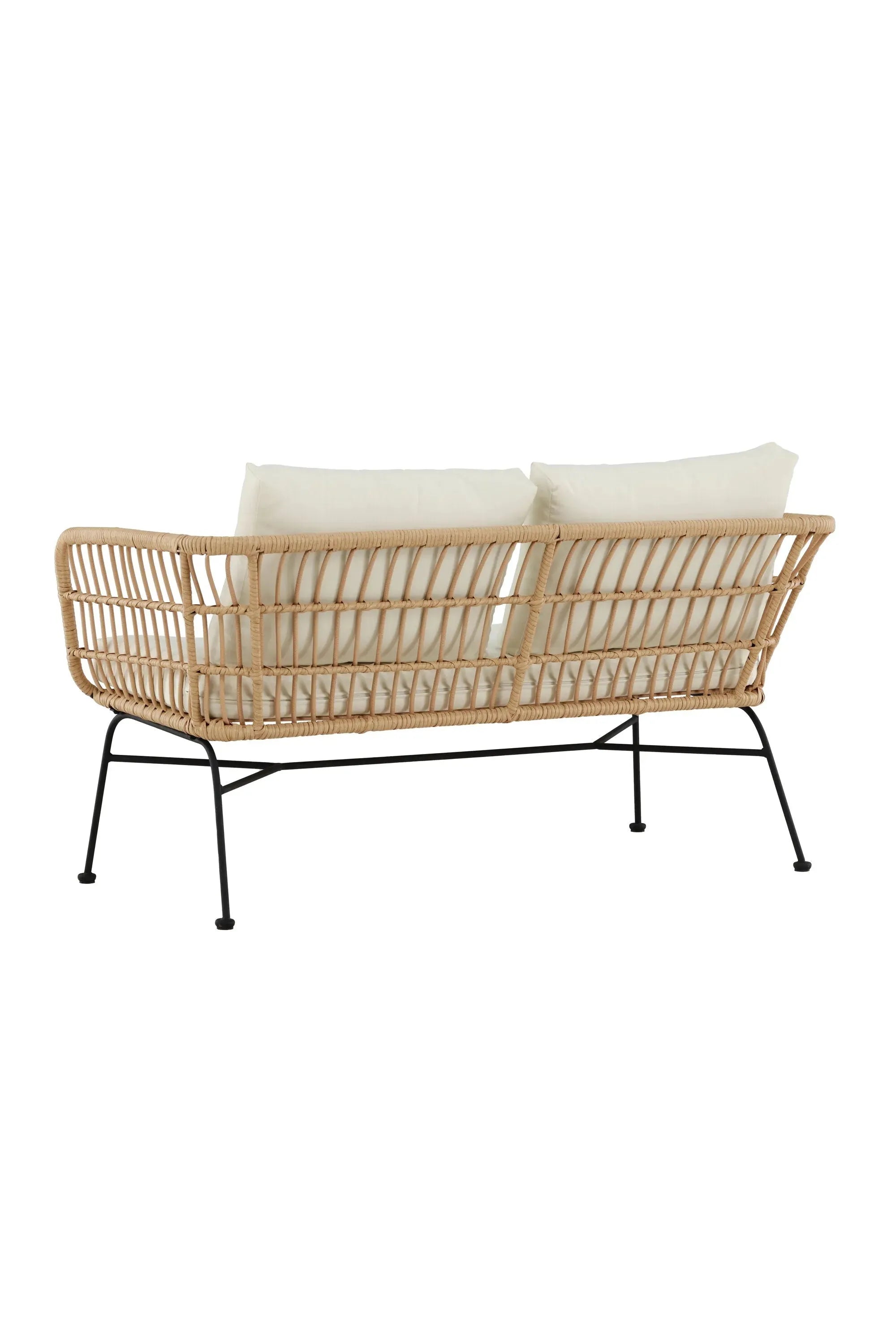 Das Isola 3-Sitzer Sofa von Venture Home bietet zeitgemäßen Stil und Bequemlichkeit für moderne Wohnräume.