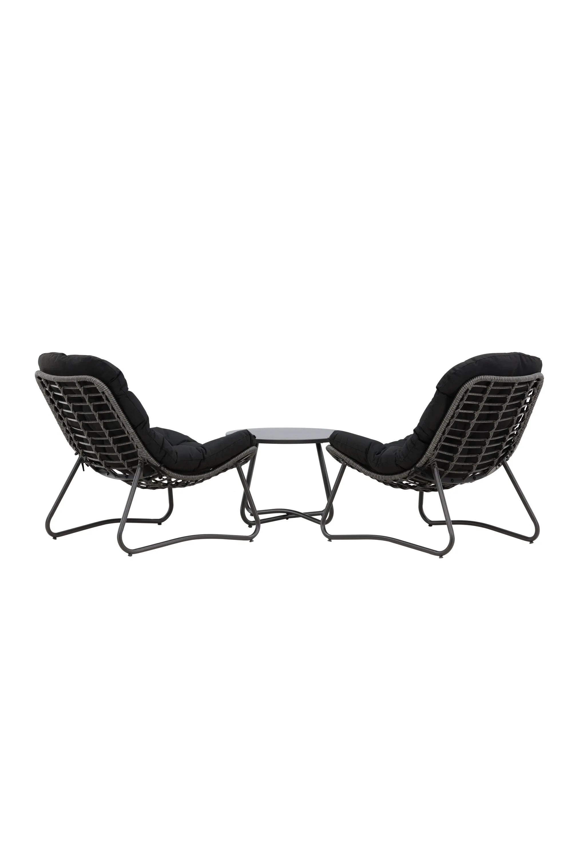 Das Cala Lounge Set von Venture Home vereint modernes Design mit Komfort: Zwei stilvolle Sessel und ein runder Tisch laden zum Entspannen ein.