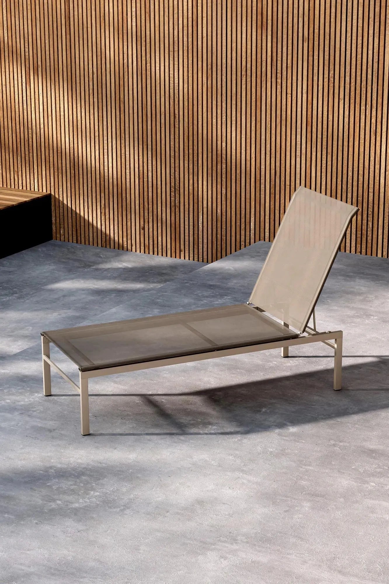 Die Massimo Sonnenlounge von Venture Home bietet stilvollen Komfort für entspannte Stunden im Freien.