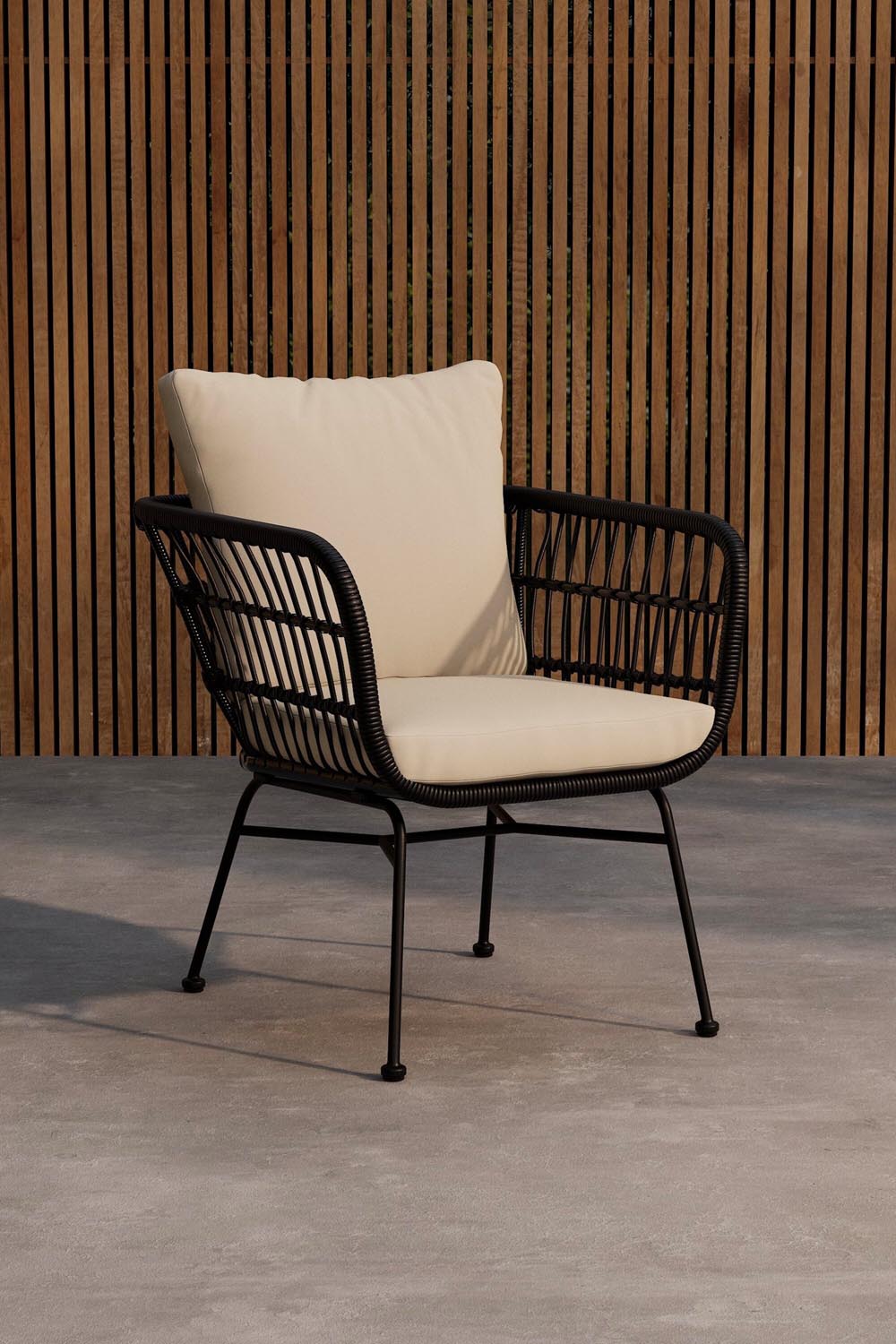 Isola Esszimmerstuhl in Schwarz präsentiert im Onlineshop von KAQTU Design AG. Gartenstuhl mit Armlehnen ist von Venture Home