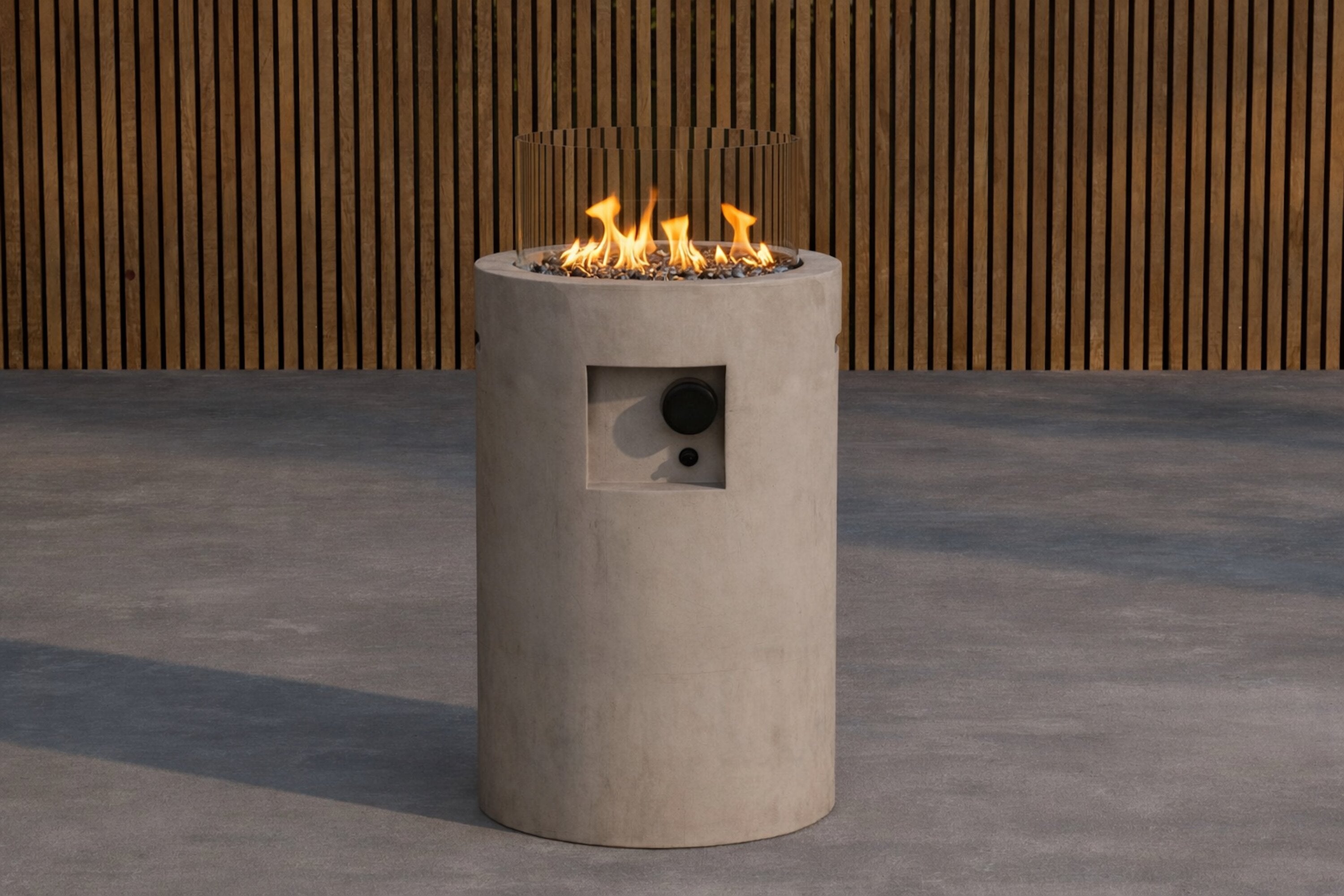 Stilvoller Kea Feuerkorb in elegantem Grau, ideal für gemütliche Abende im Freien. Perfekt für jede Terrasse oder Garten.