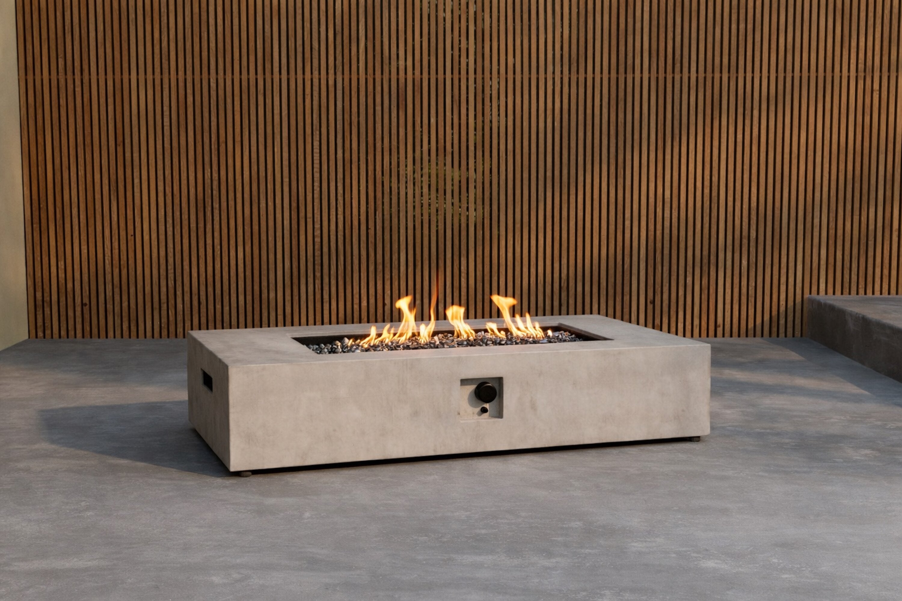 Eleganter Kea Feuerkorb von Venture Home in stilvollem Grau, perfekt für entspannte Abende im Freien und zur Schaffung einer warmen, einladenden Stimmung.