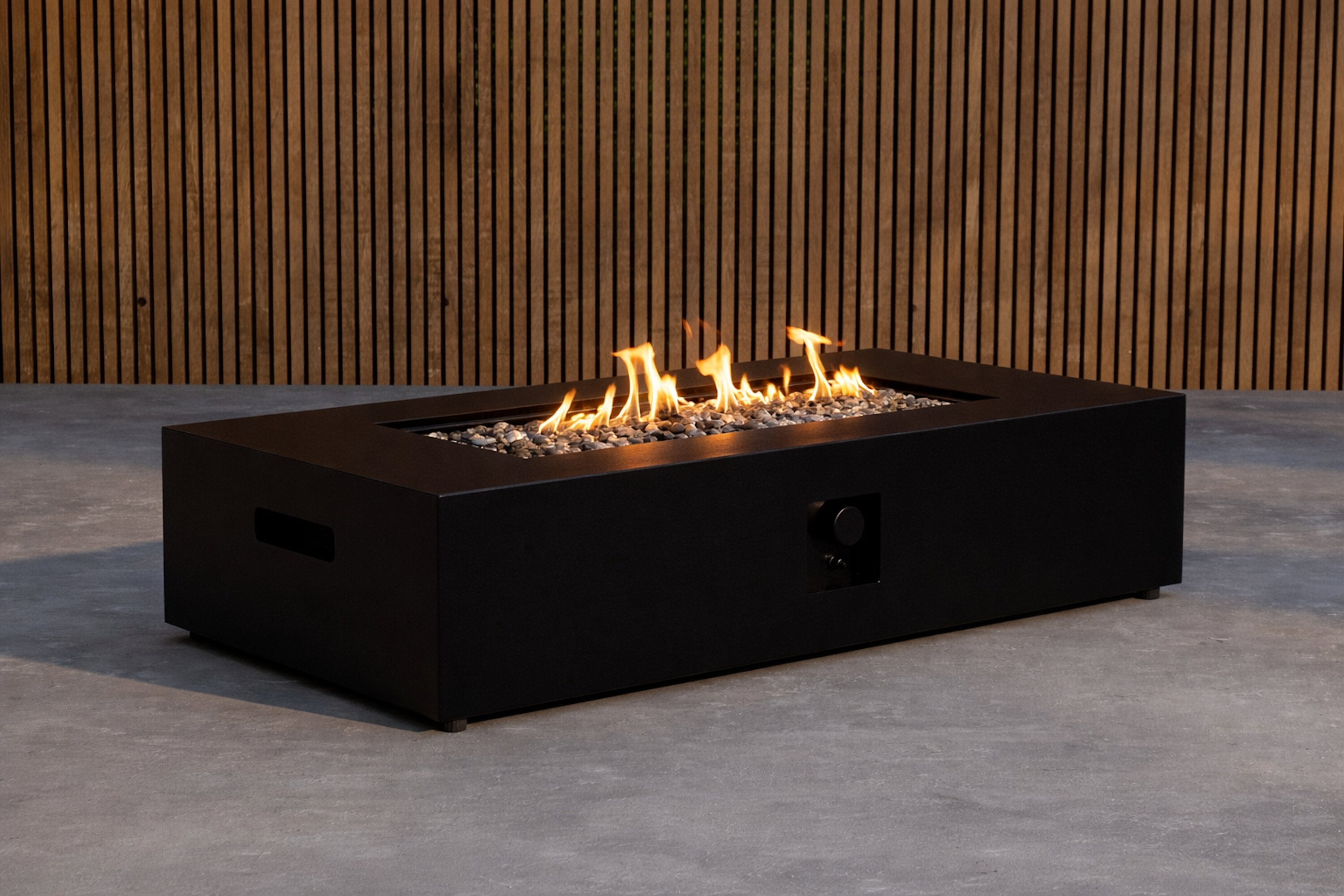 Eleganter Kea Feuerkorb in Schwarz, ideal für gemütliche Abende im Freien. Hochwertige Feuerschale von Venture Home.