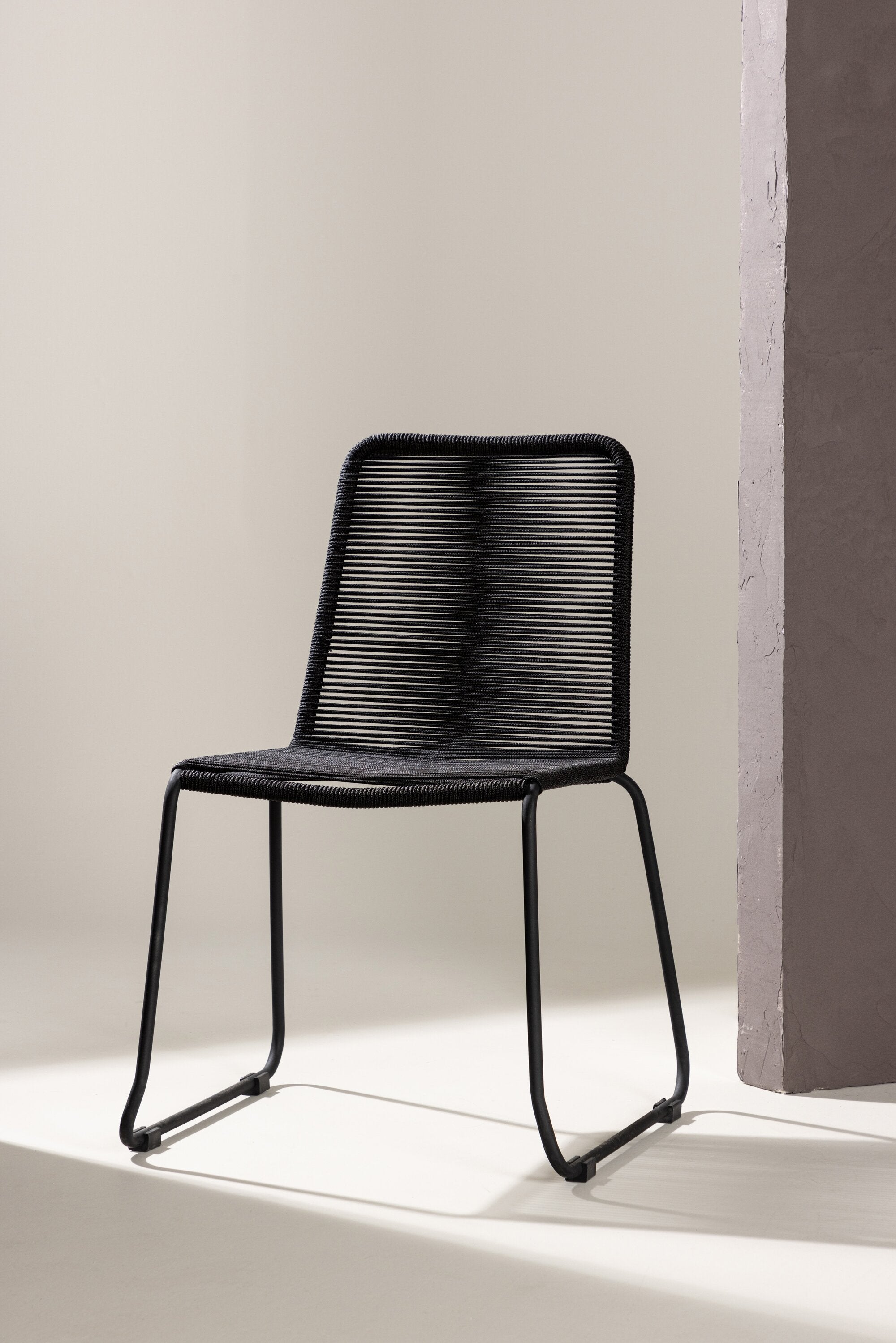 Lindos Esszimmerstuhl in Schwarz präsentiert im Onlineshop von KAQTU Design AG. Gartenstuhl mit Armlehnen ist von Venture Home