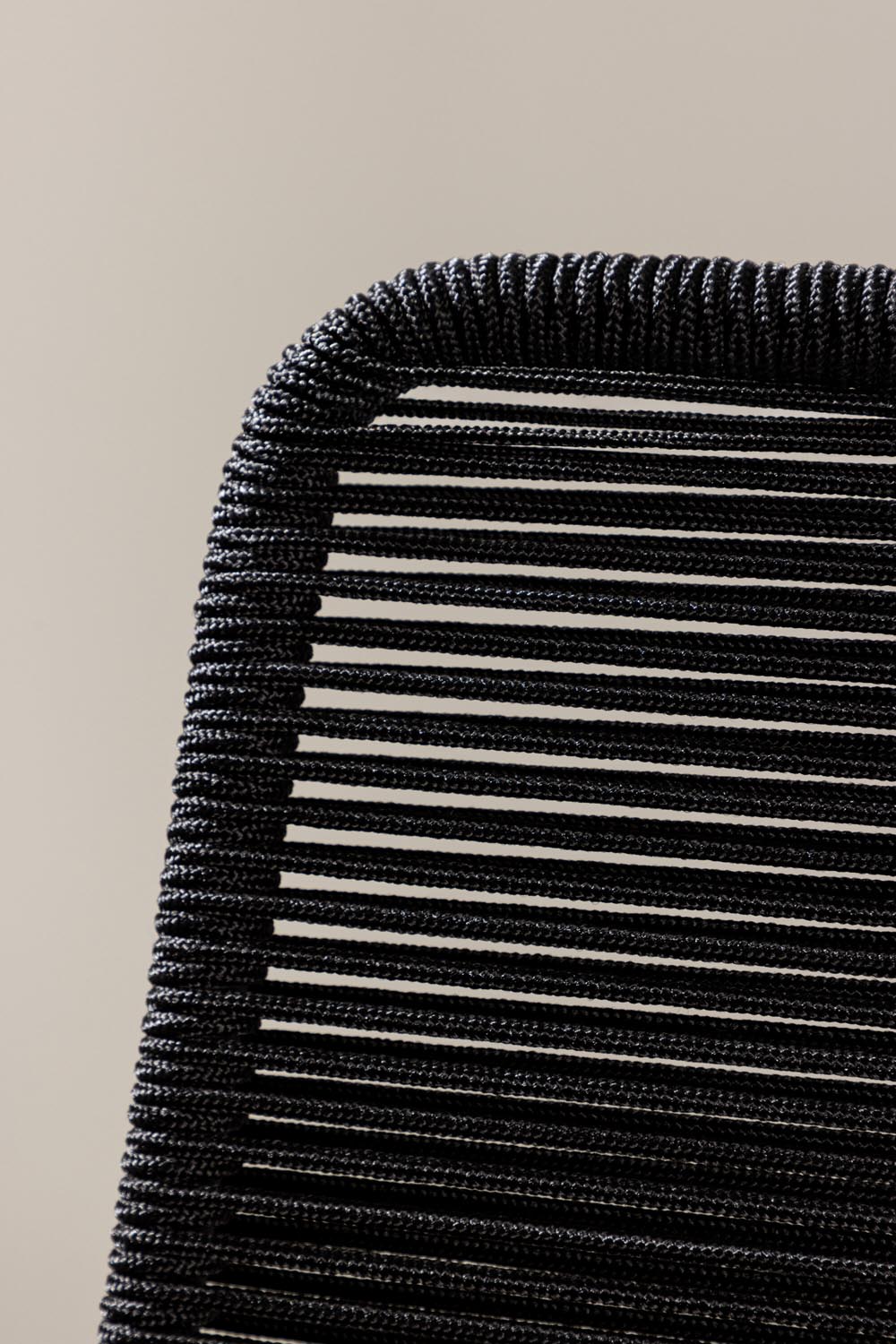 Lindos Esszimmerstuhl in Schwarz präsentiert im Onlineshop von KAQTU Design AG. Gartenstuhl mit Armlehnen ist von Venture Home