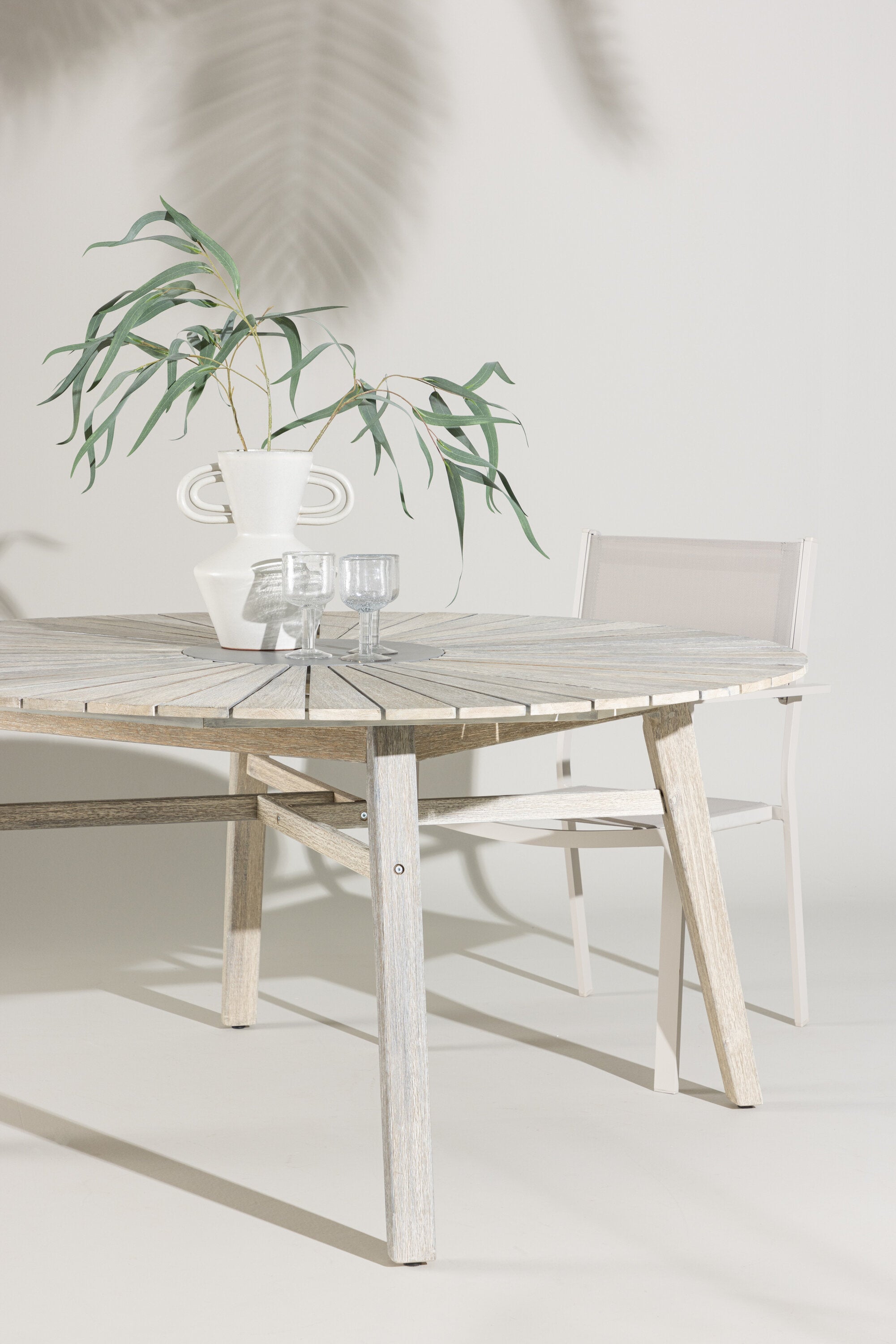 Rives Round Esstisch in Tünche präsentiert im Onlineshop von KAQTU Design AG. Gartentisch ist von Venture Home