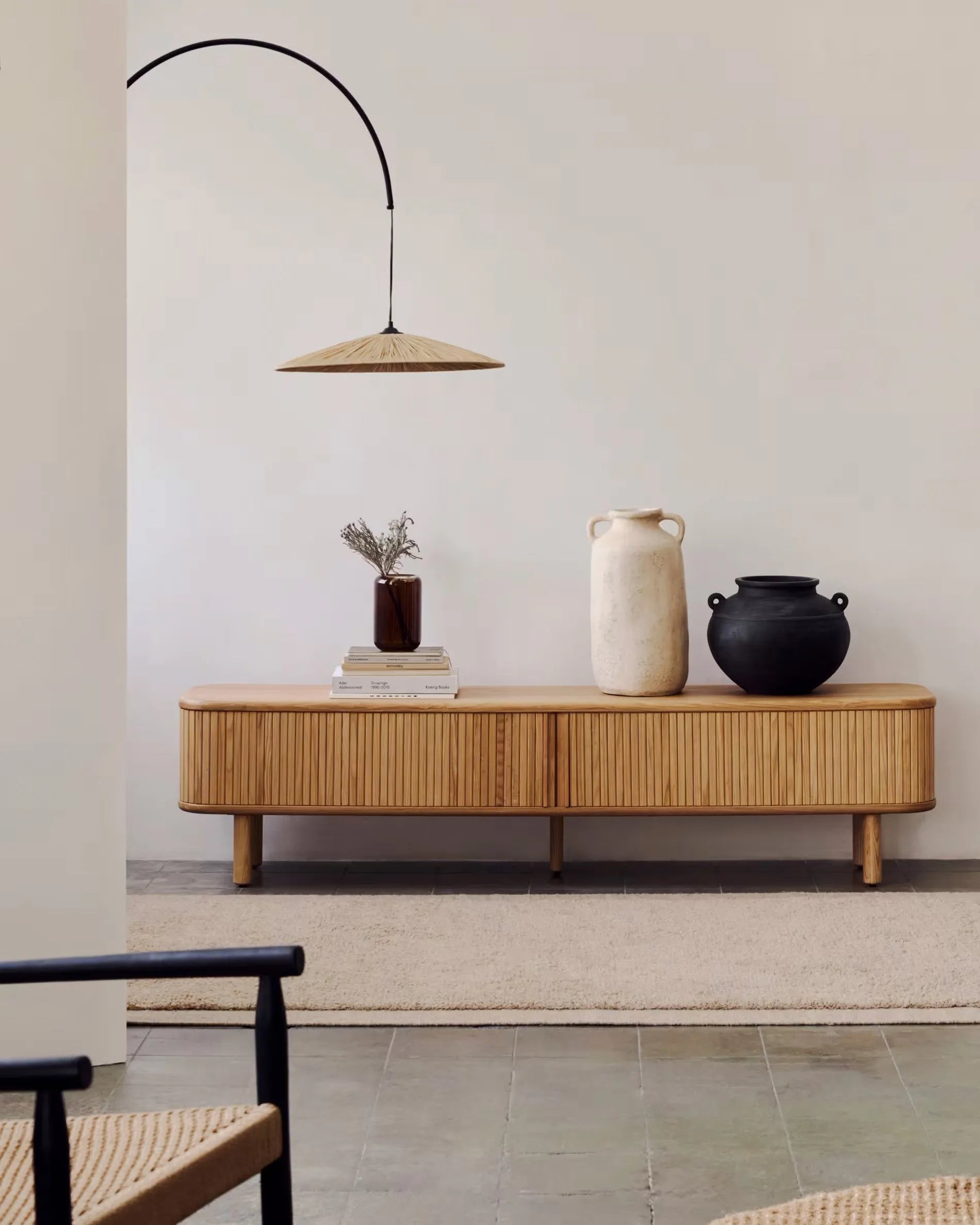 Elegantes TV-Möbel aus Eschenfurnier mit natürlichem Finish, 2 Türen, 200x50 cm, von Kave Home. Stilvoll und funktional.