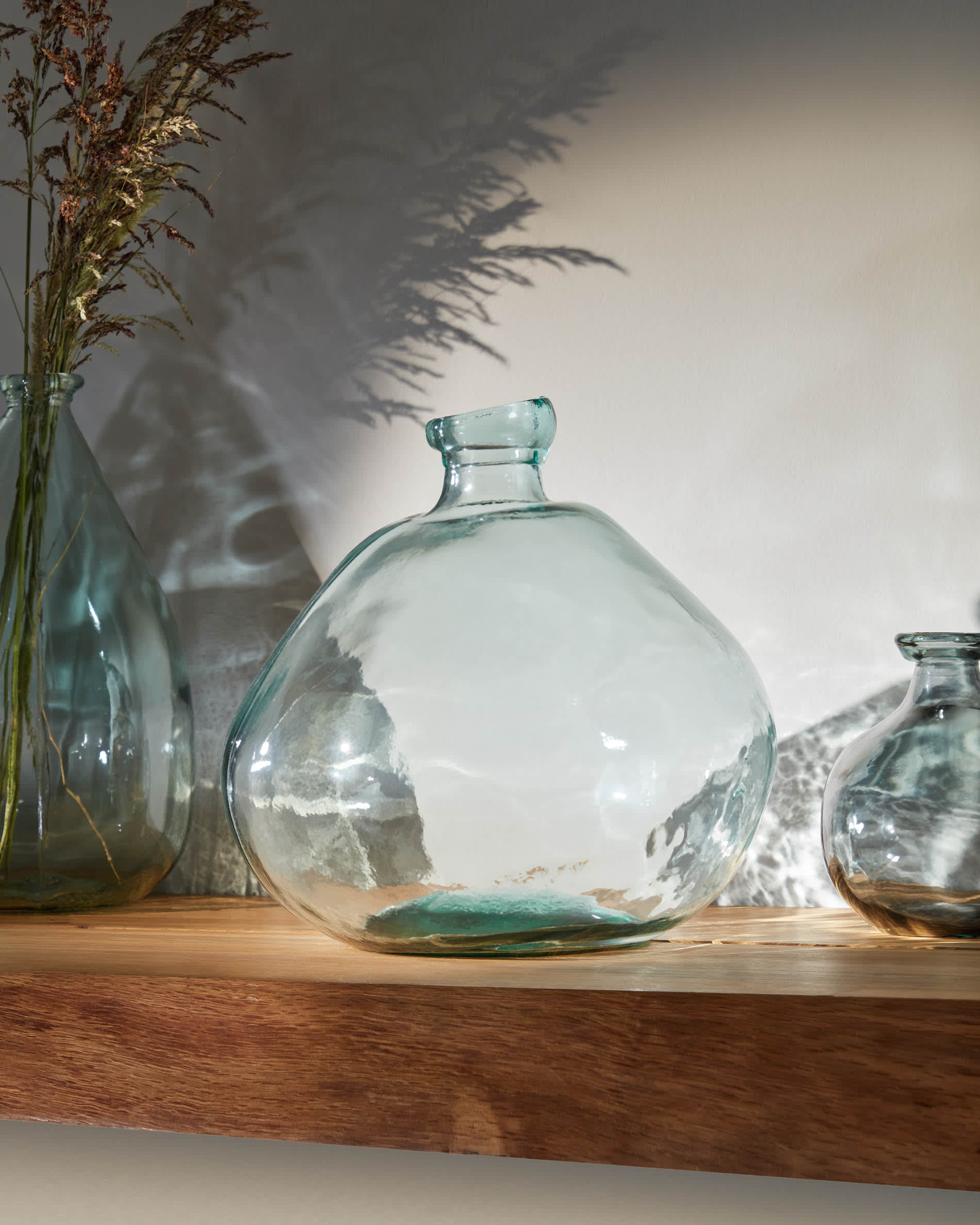 Die Brenna Vase, 33 cm, aus 100% recyceltem Glas, bietet nachhaltige Eleganz und ist perfekt für moderne Wohnräume.