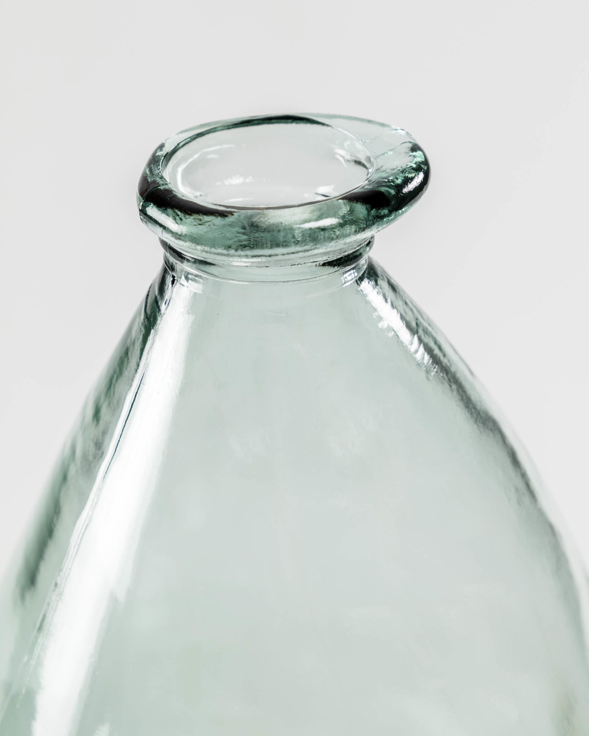 Die Brenna Vase von Kave Home ist eine stilvolle, transparente Glasvase, perfekt für kreative Blumenarrangements und moderne Wohnakzente.