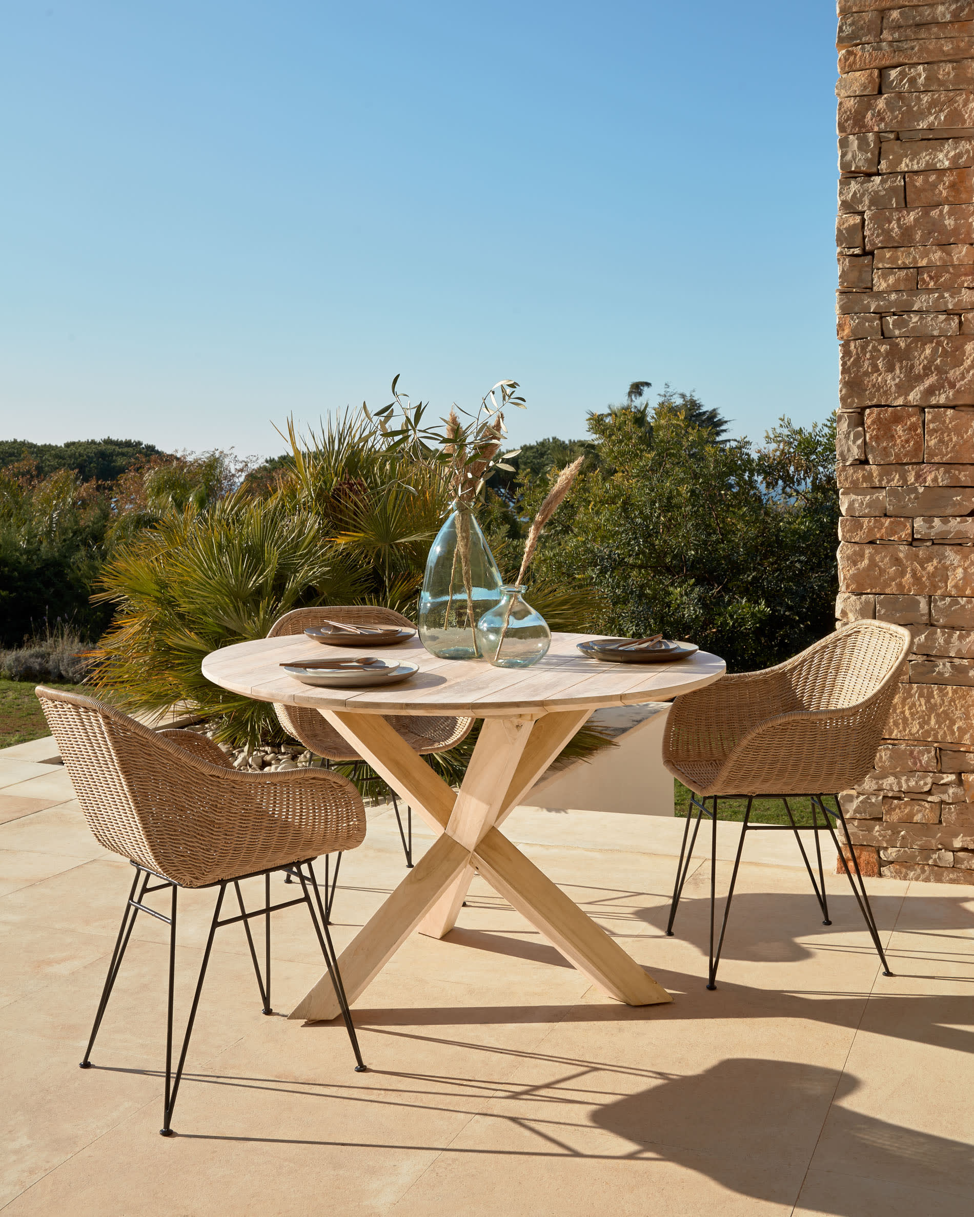 Die Brenna Vase von Kave Home ist mittelgross, transparent und elegant, ideal für Blumen oder als Deko-Highlight.