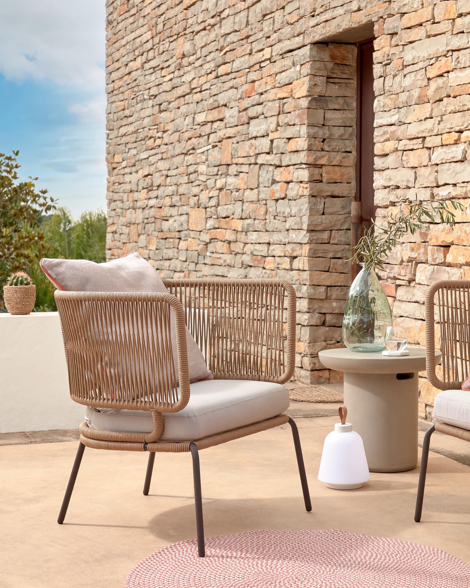 Die Brenna Vase von Kave Home ist eine stilvolle, mittelgrosse, transparente Glasvase, perfekt für Blumen oder moderne Dekoration.
