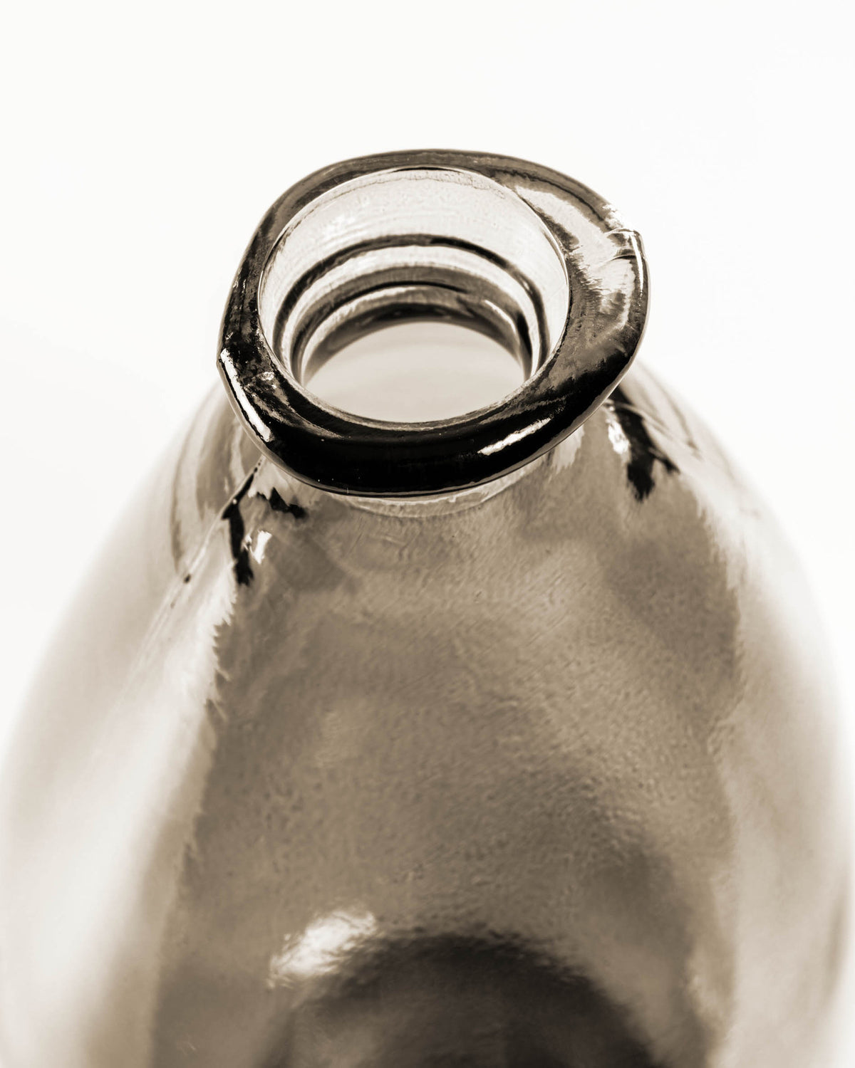 Brenna Vase aus braunem Glas 100% recycelt 36 cm in Braun, Transparent präsentiert im Onlineshop von KAQTU Design AG. Vase ist von Kave Home