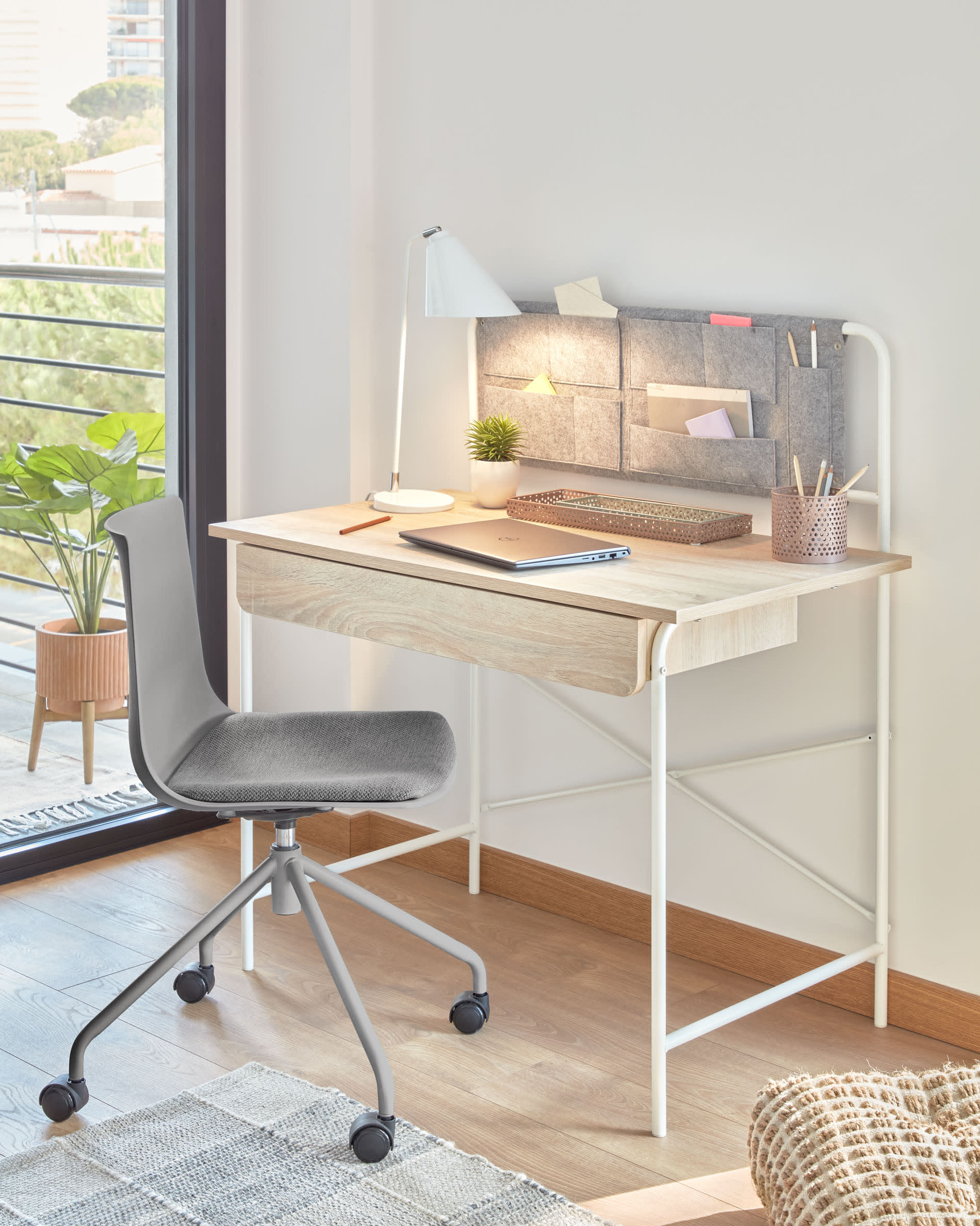 Die Tipir Tischlampe von Kave Home in elegantem Weiss bietet modernes Design und individuelle Lichtgestaltung für jeden Raum.