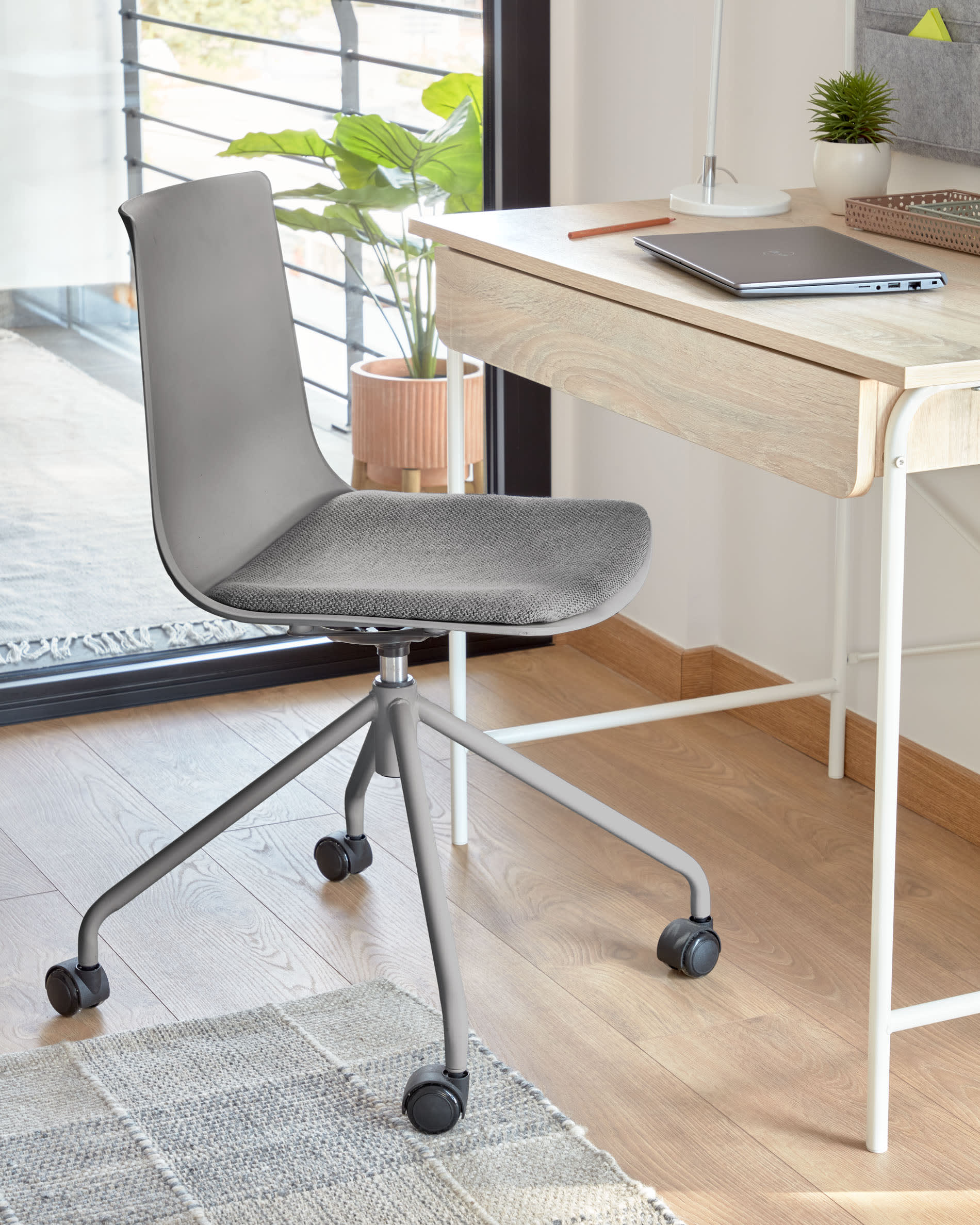 Die Tipir Tischlampe in Weiss von Kave Home vereint stilvolles Design mit flexibler Lichtanpassung, ideal für jedes Zuhause.