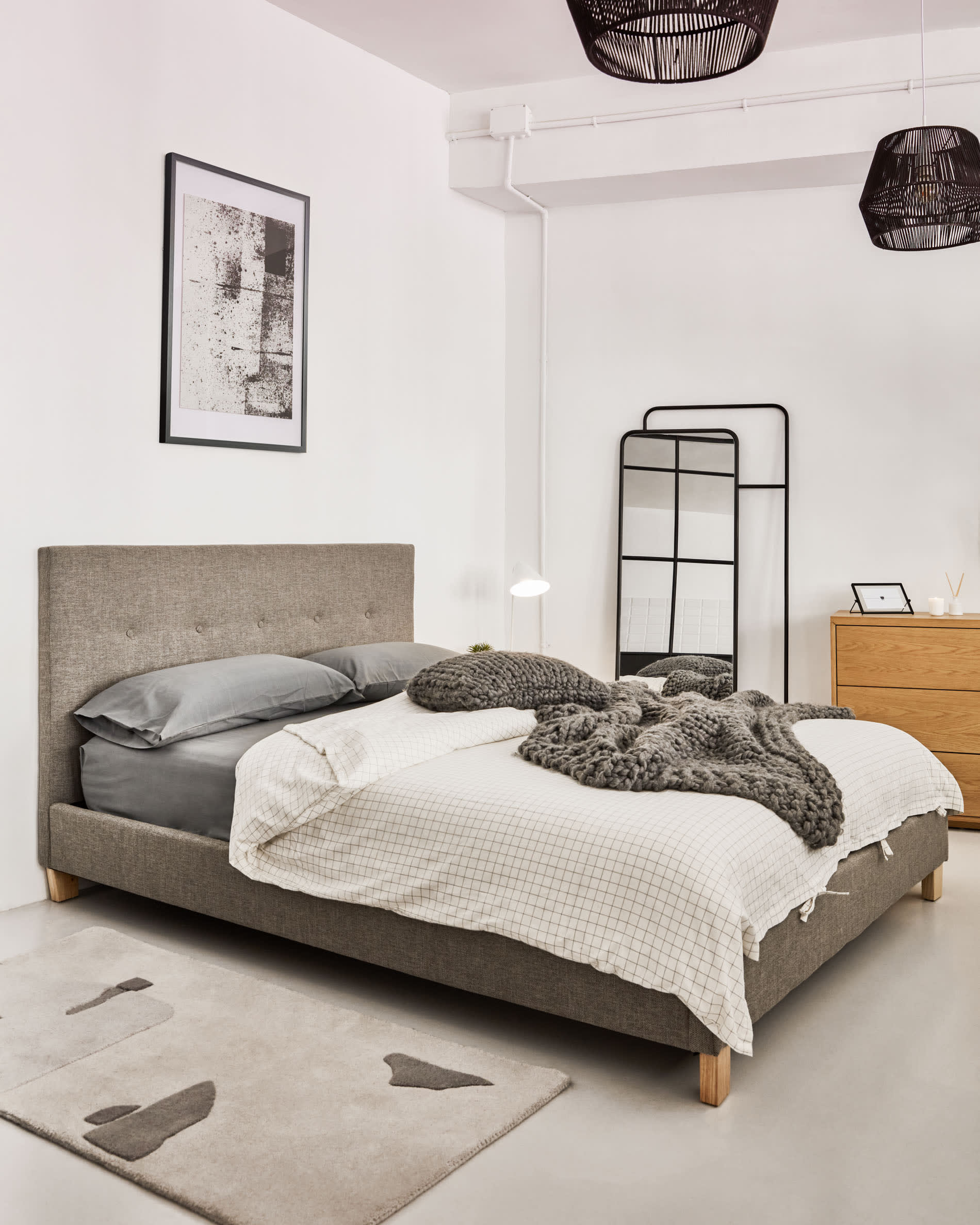 Die Tipir Tischlampe von Kave Home in elegantem Weiss bietet modernes Design und individuelle Lichtgestaltung für jeden Raum.