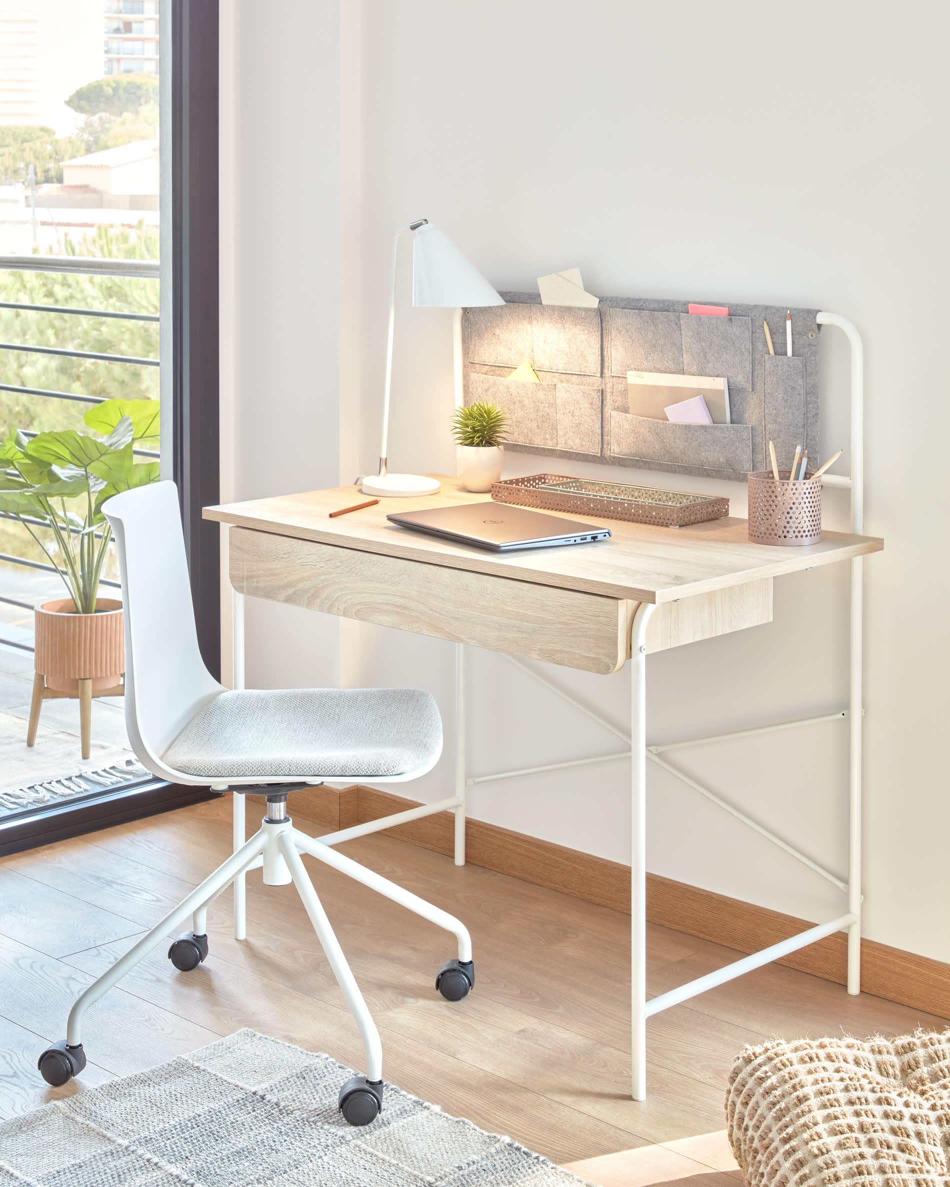 Die Tipir Tischlampe in Weiss von Kave Home vereint stilvolles Design mit flexibler Lichtanpassung, ideal für jedes Zuhause.
