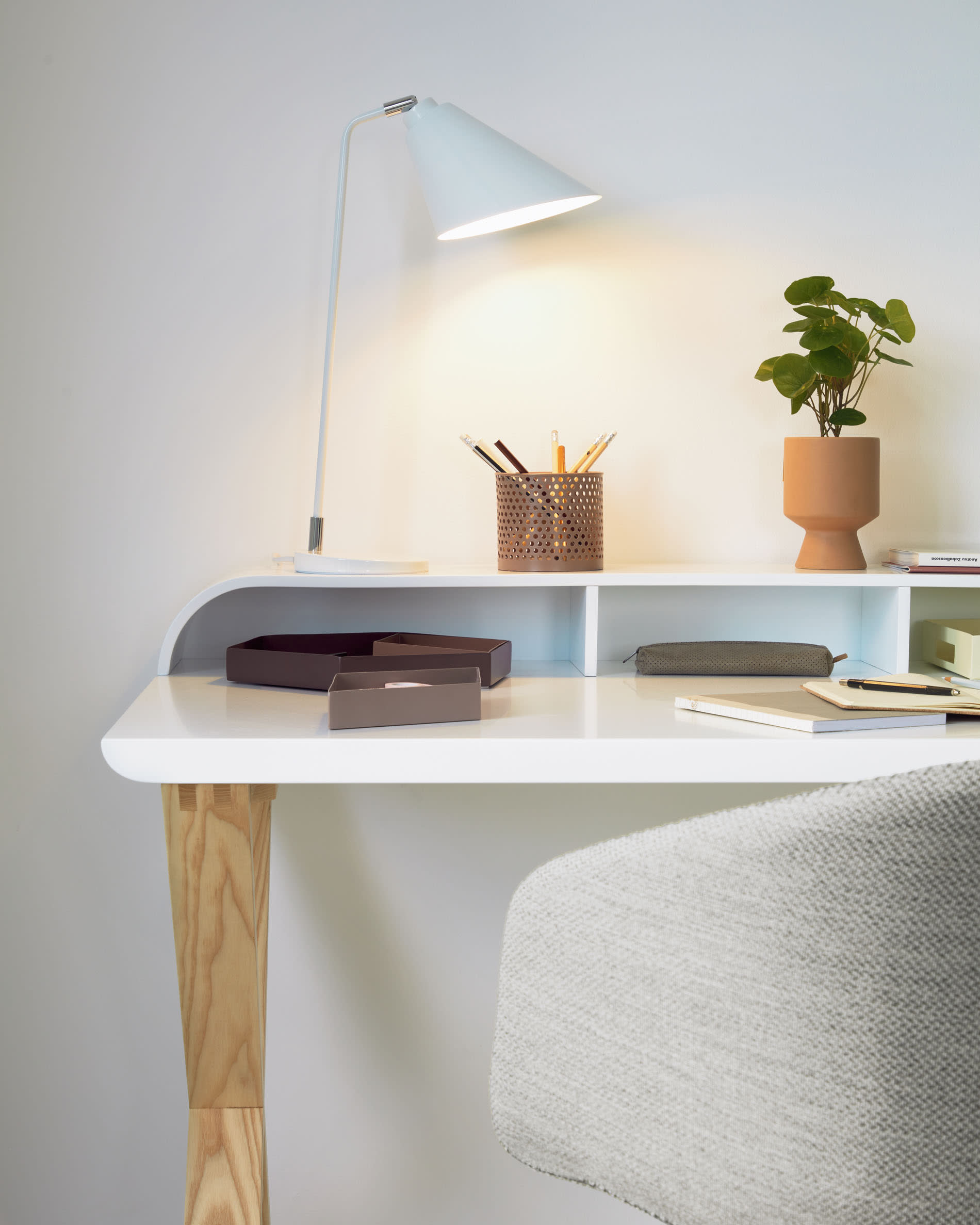 Die Tipir Tischlampe von Kave Home in elegantem Weiss bietet modernes Design und individuelle Lichtgestaltung für jeden Raum.