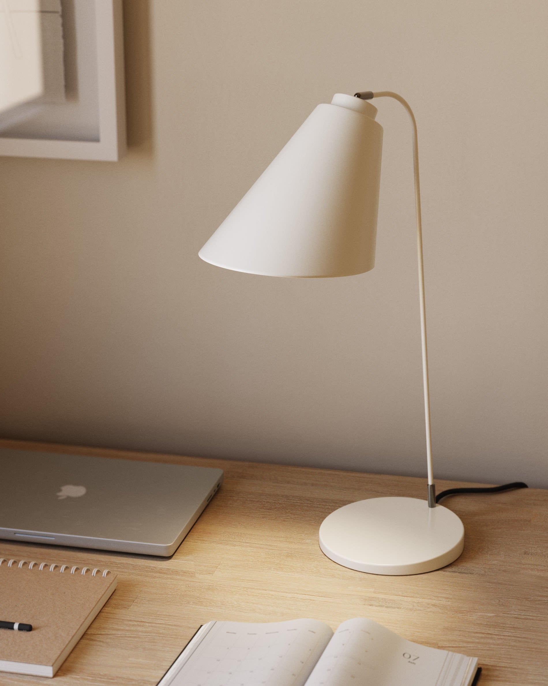 Die Tipir Tischlampe in Weiss von Kave Home vereint stilvolles Design mit flexibler Lichtanpassung, ideal für jedes Zuhause.