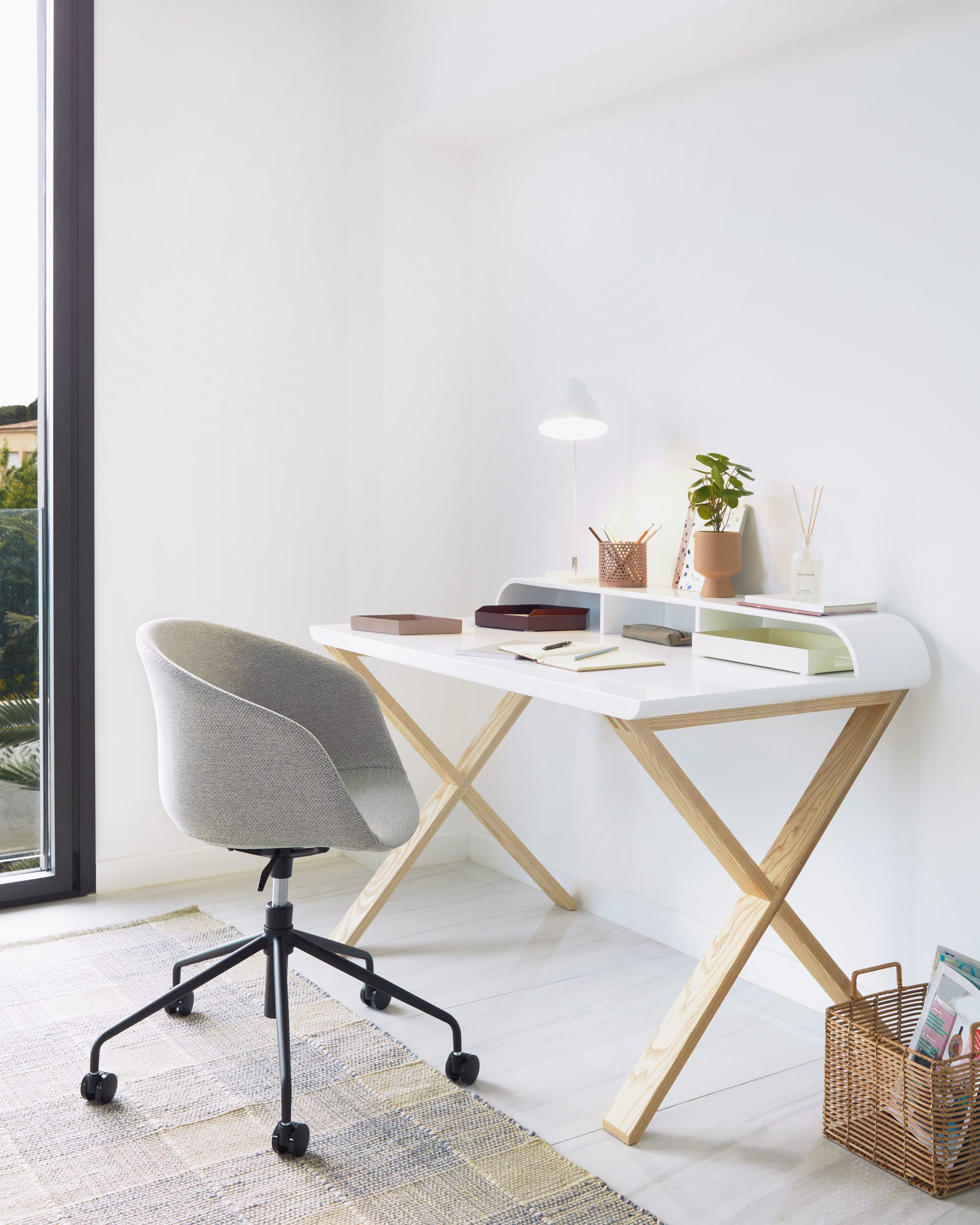 Die Tipir Tischlampe von Kave Home in Weiss kombiniert modernes Design mit Funktionalität für stilvolle Beleuchtung.
