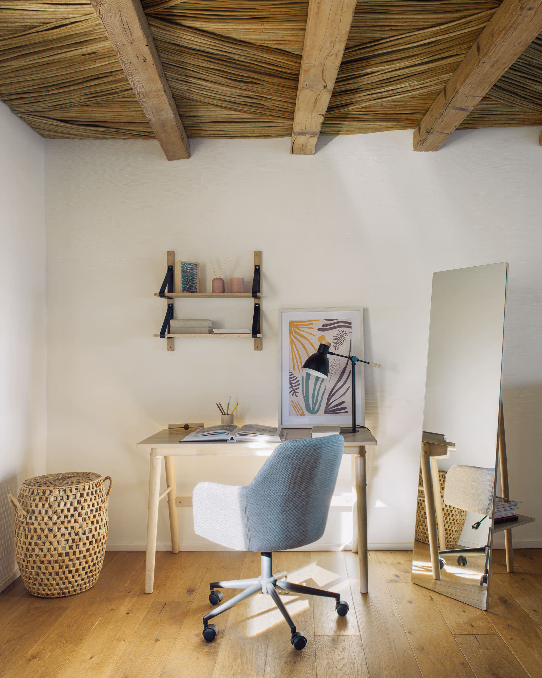 Die Tescarle Tischlampe von Kave Home besticht durch ihr elegantes, schwarzes Design und hochwertige Materialien. Perfekt für stilvolle Akzente in jedem Raum.