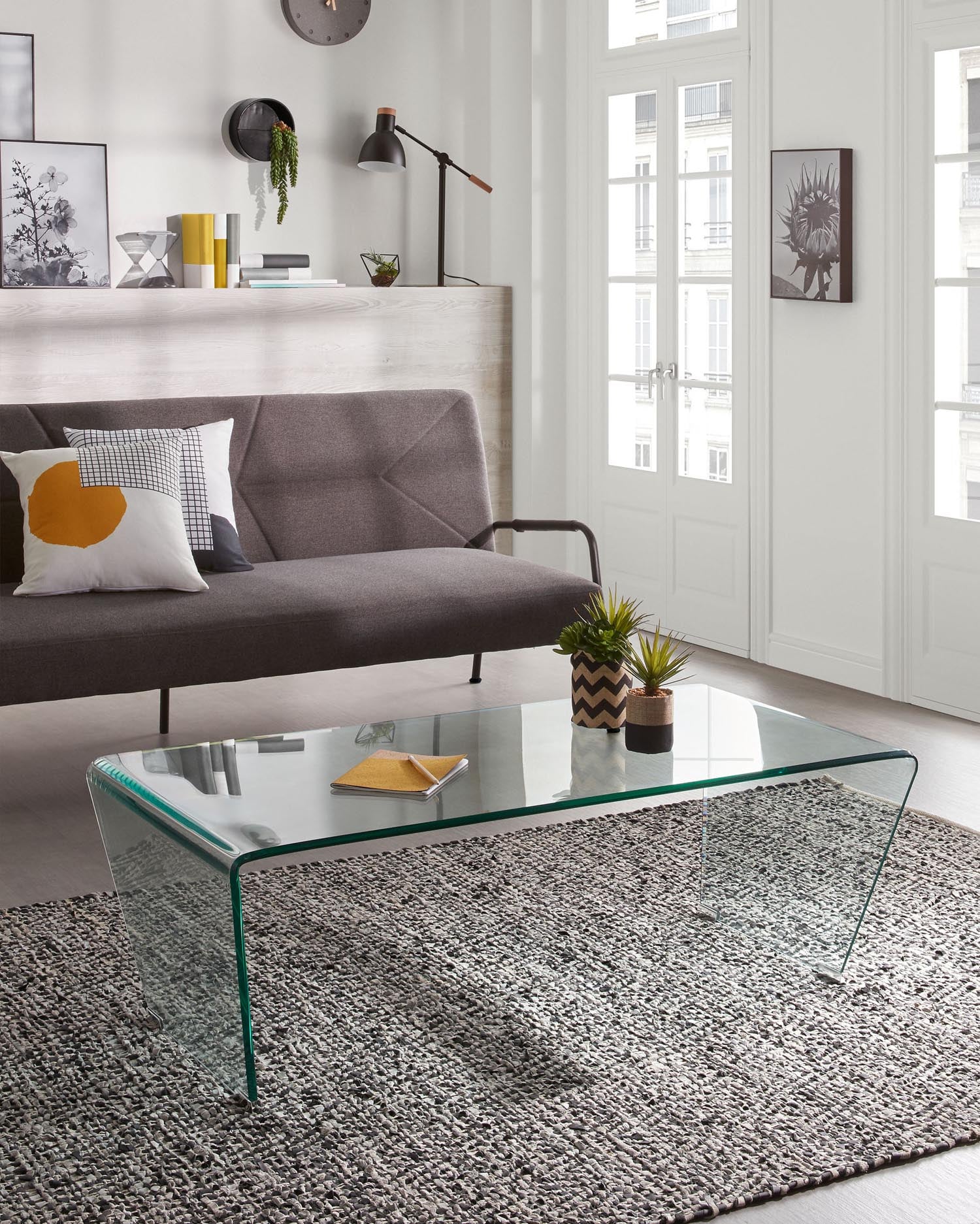 Elegante schwarze Tischlampe von Kave Home, perfekt für moderne Räume und stilvolle Beleuchtung mit zeitlosem Design.