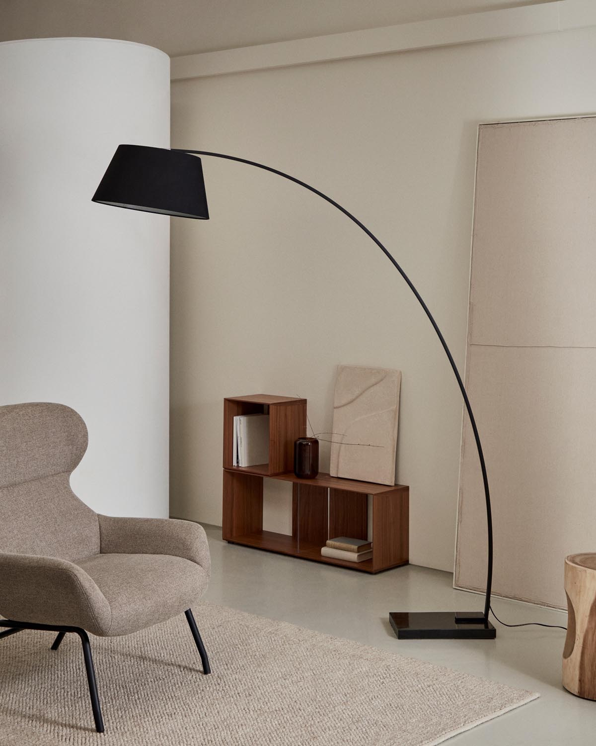 Juhe Stehlampe, schwarz in Schwarz präsentiert im Onlineshop von KAQTU Design AG. Stehleuchte ist von Kave Home